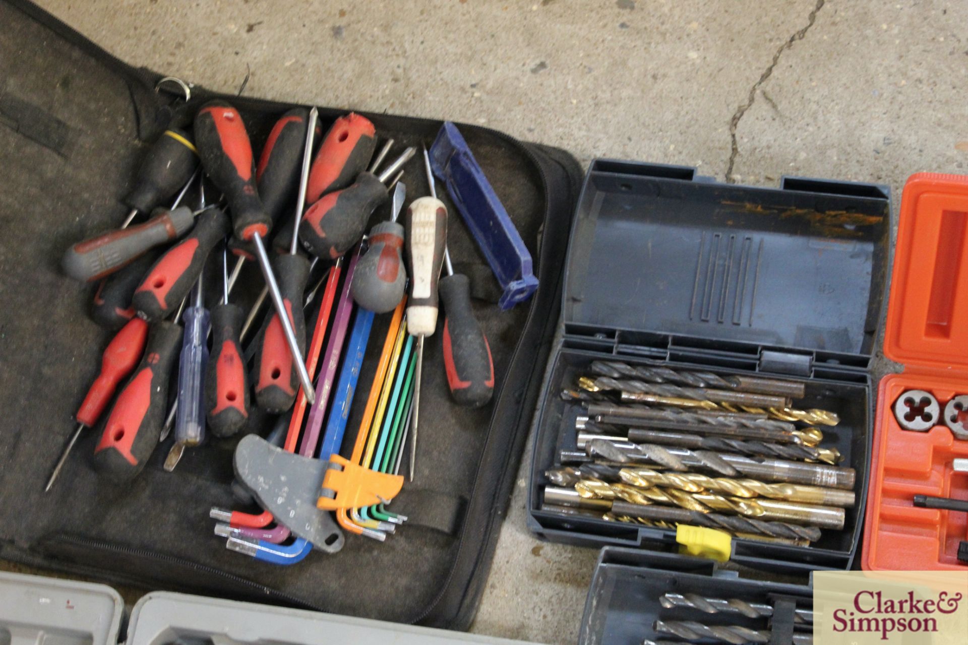 Box containing various drill bits, router bits, chisel set etc. - Image 4 of 5