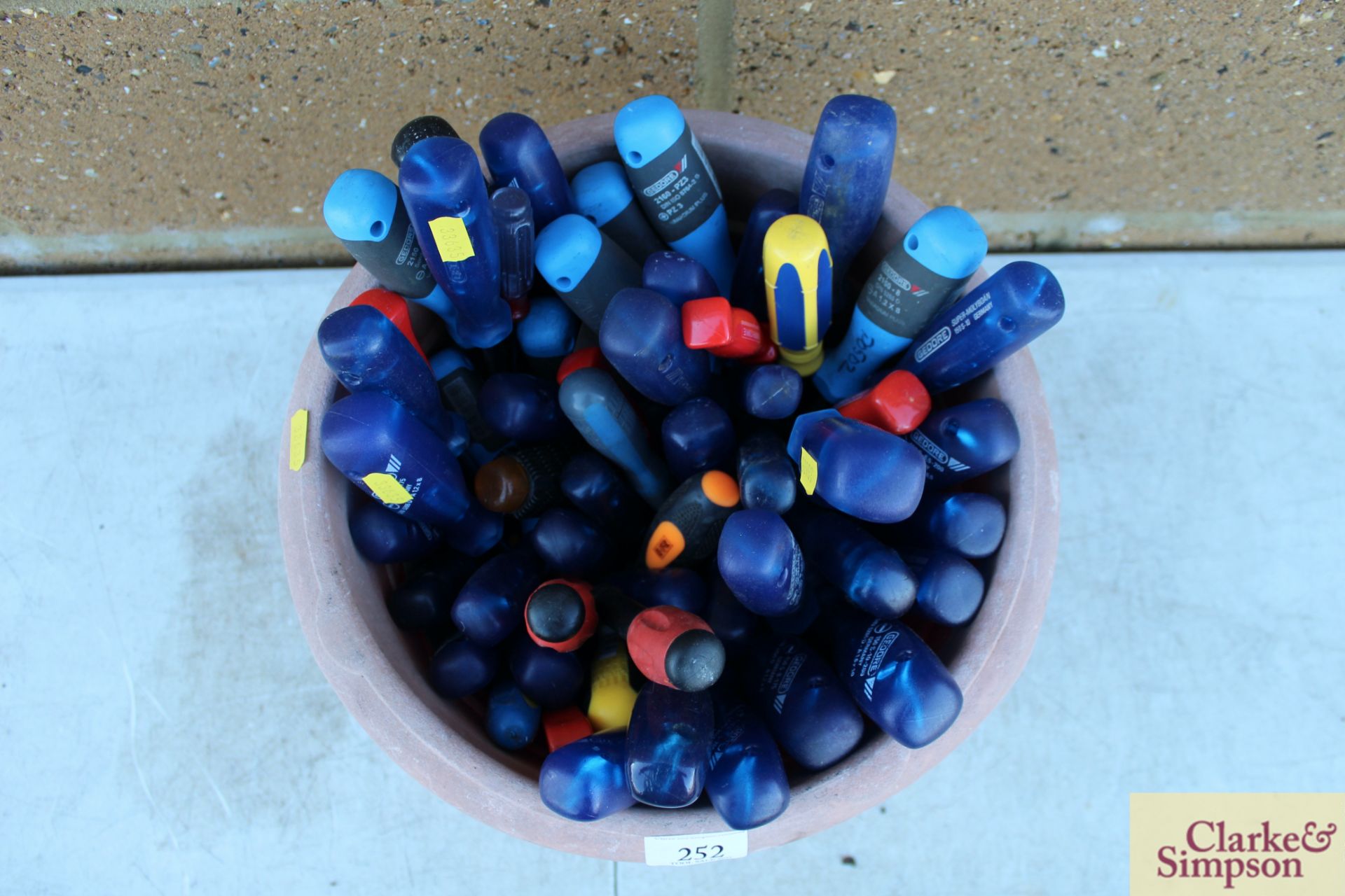 Approx. 71 screwdrivers. - Image 2 of 2