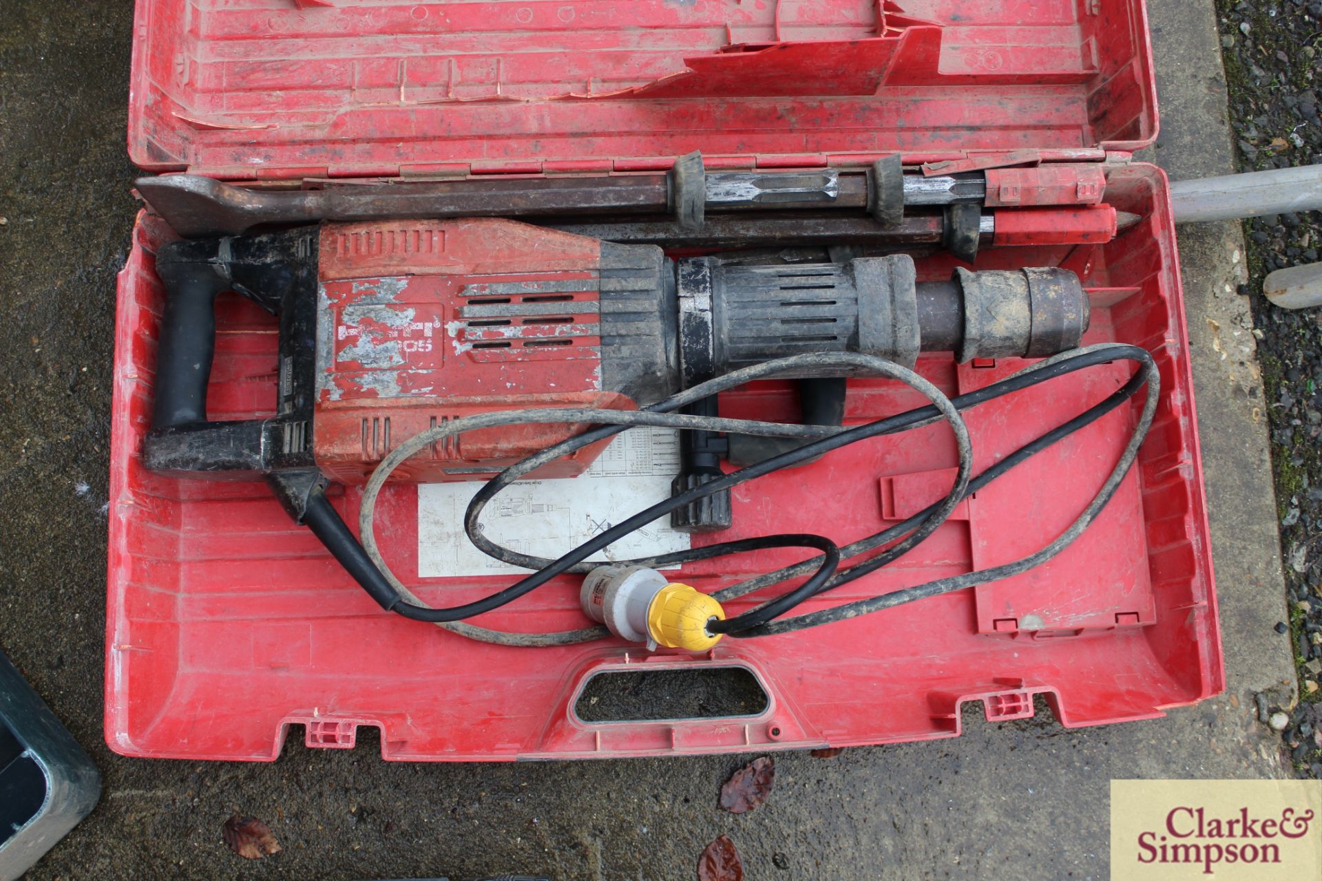 Hilti TE 905-AVR 110V breaker in case with various chisels. Vendor reports this was reconditioned - Image 2 of 6