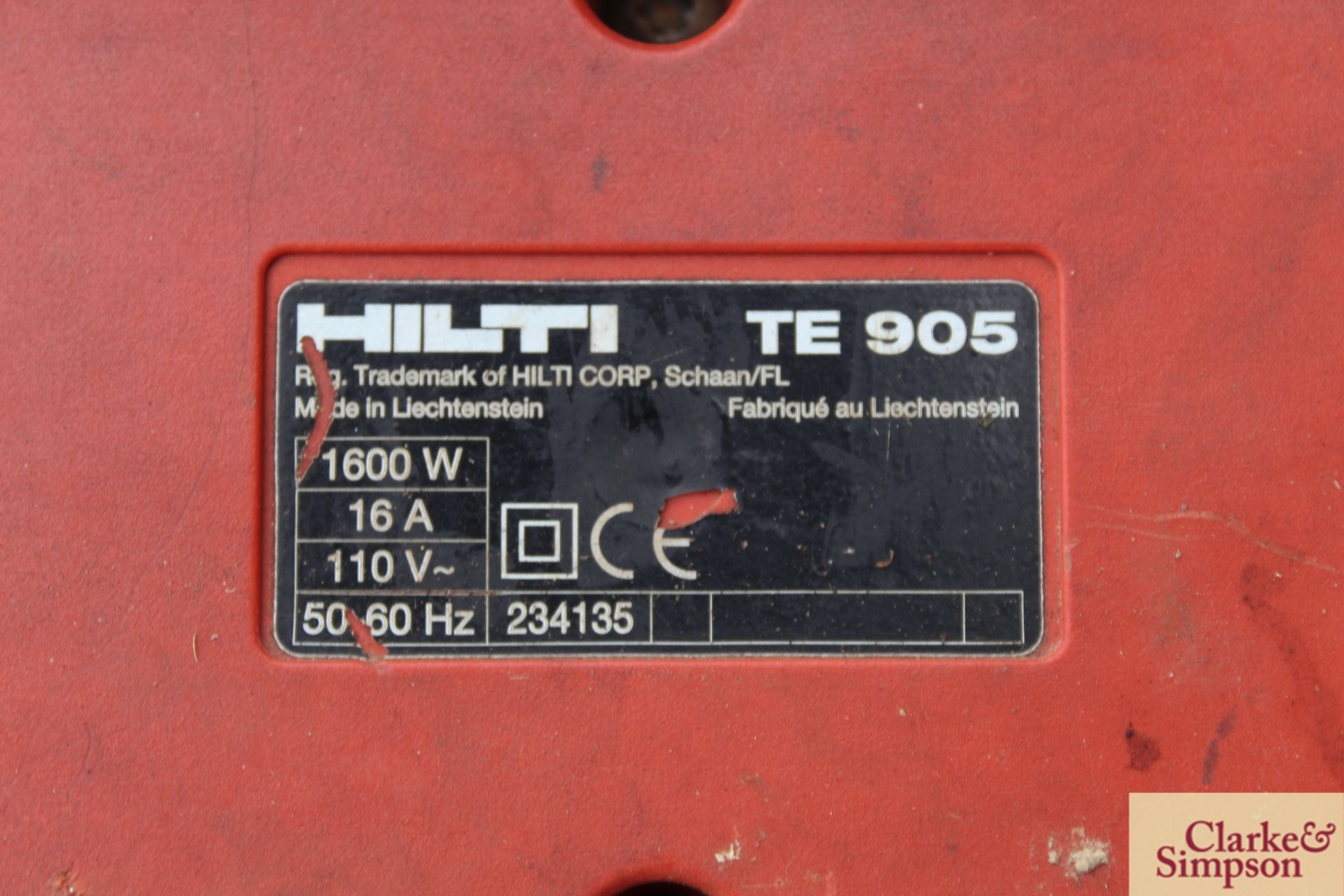 Hilti TE 905-AVR 110V breaker in case with various chisels. Vendor reports this was reconditioned - Image 5 of 6