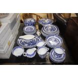 A quantity of blue and white willow pattern dinner