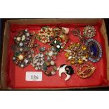 A quantity of various vintage dress brooches