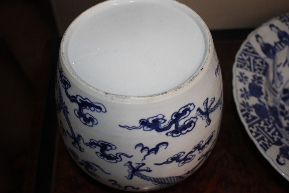 A pair of 19th Century Chinese blue and white porcelain jars, profusely decorated dragon, clouds and - Image 2 of 5