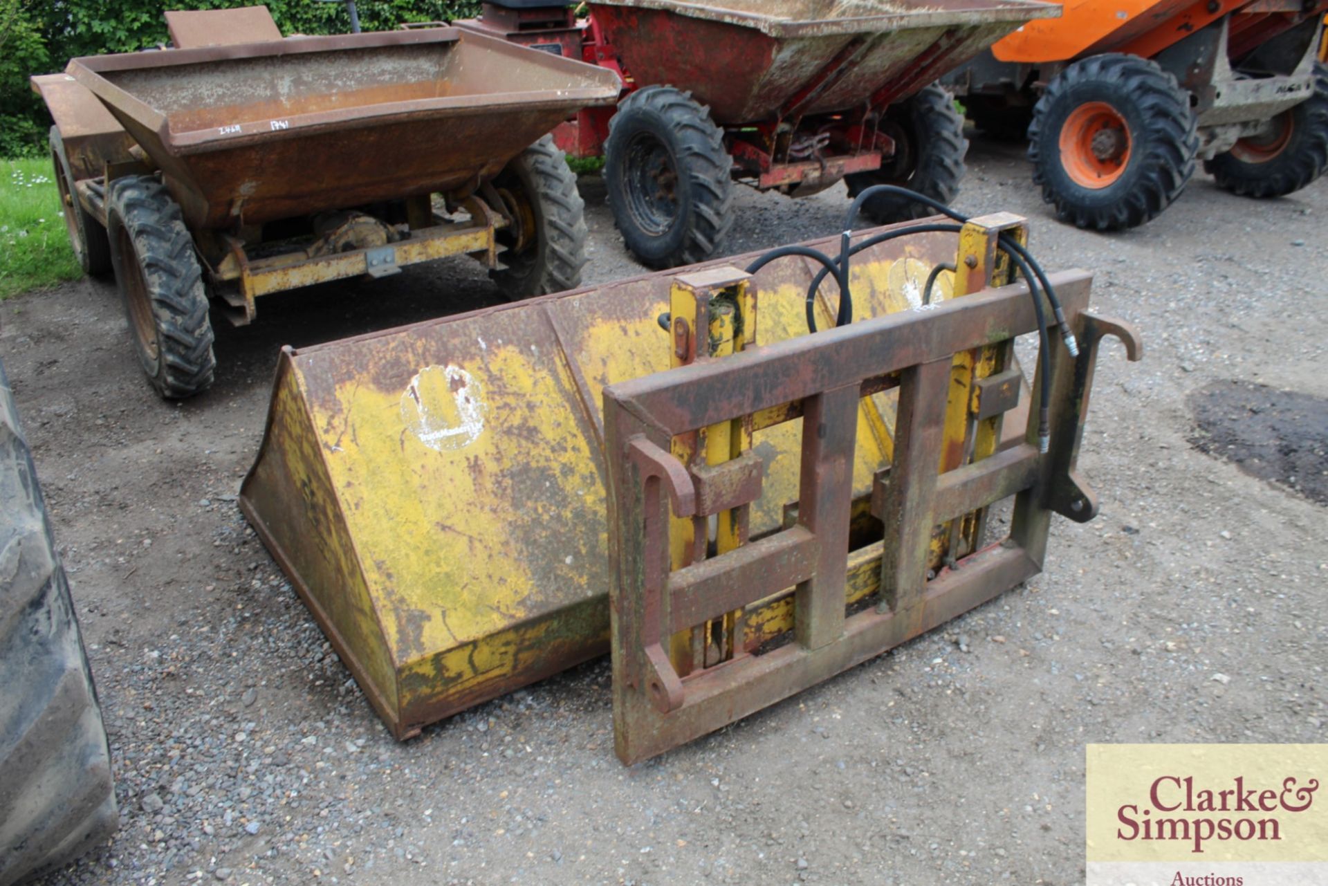 Sanderson bucket with tipping backplate to fit Manitou.