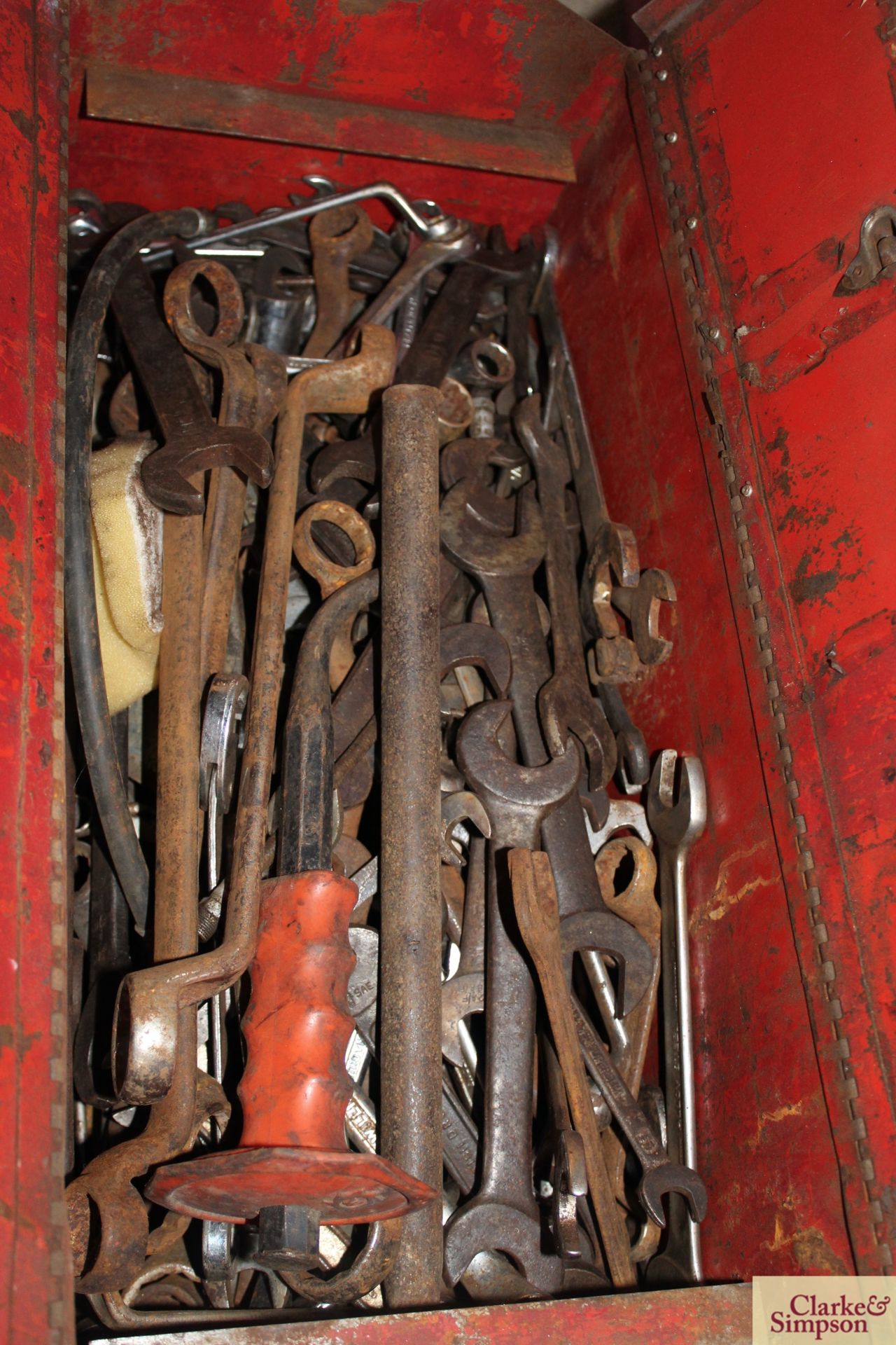 Quantity of hand tools. * - Image 2 of 2