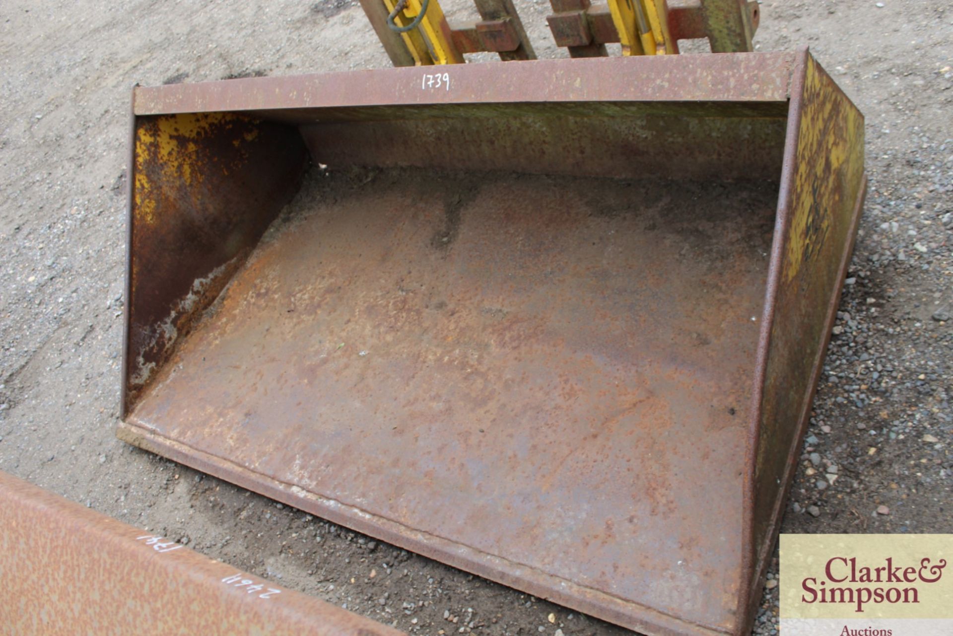 Sanderson bucket with tipping backplate to fit Manitou. - Image 4 of 6