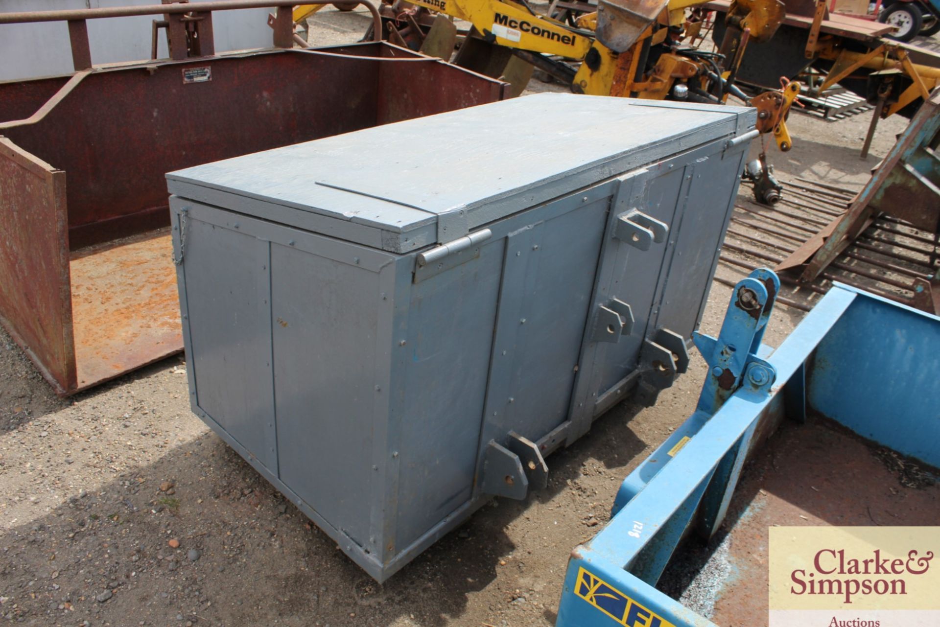 Linkage mounted transport box. - Image 3 of 5