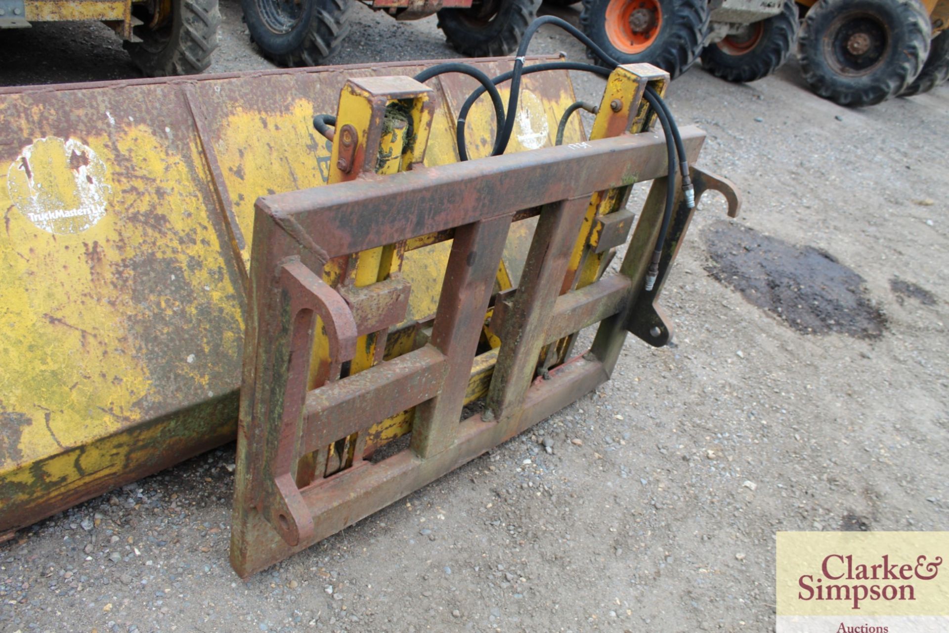 Sanderson bucket with tipping backplate to fit Manitou. - Image 6 of 6