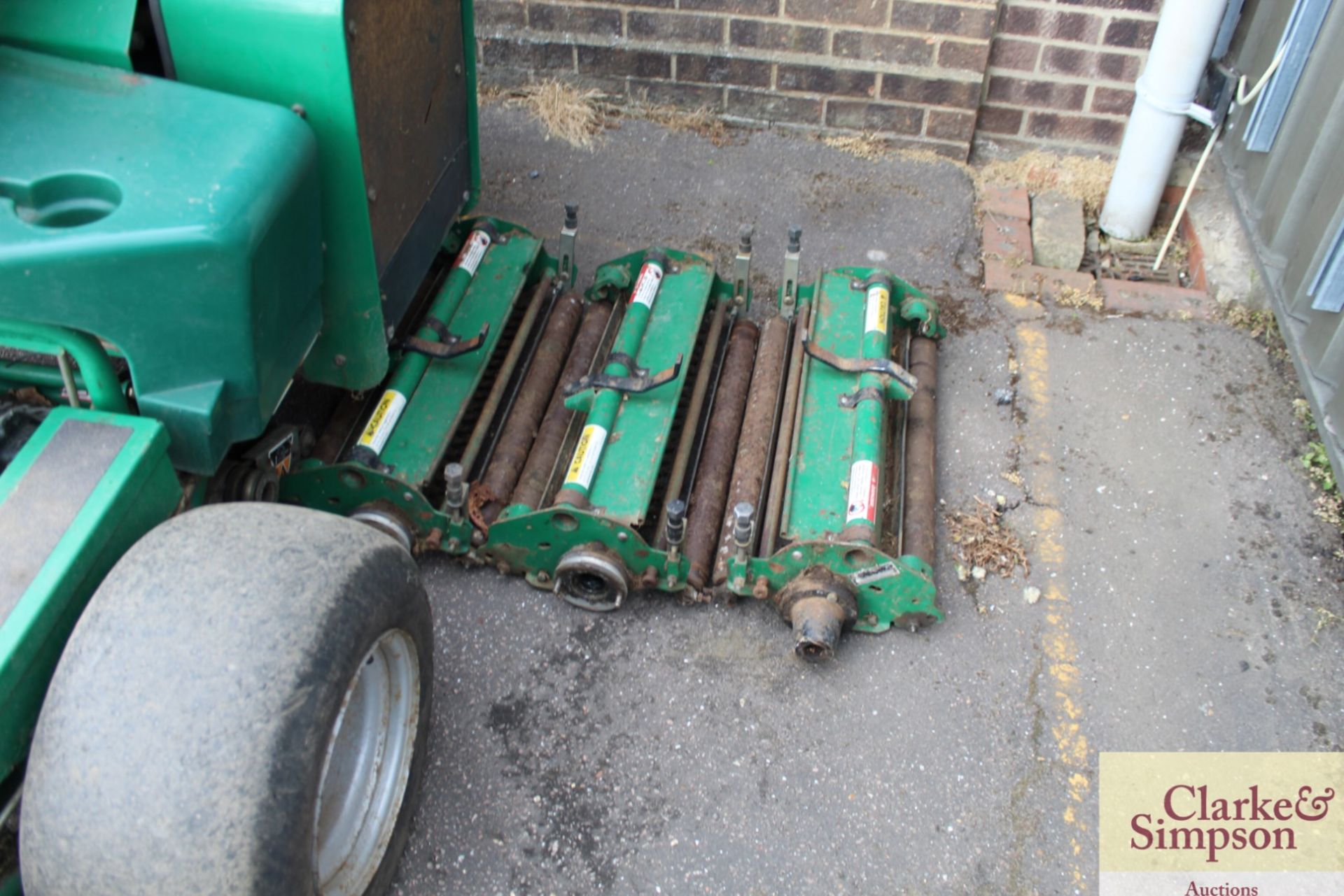 Ransomes G-Plex II 5ft triple gang self-propelled diesel greens mower. With hydraulic cylinder - Image 7 of 9