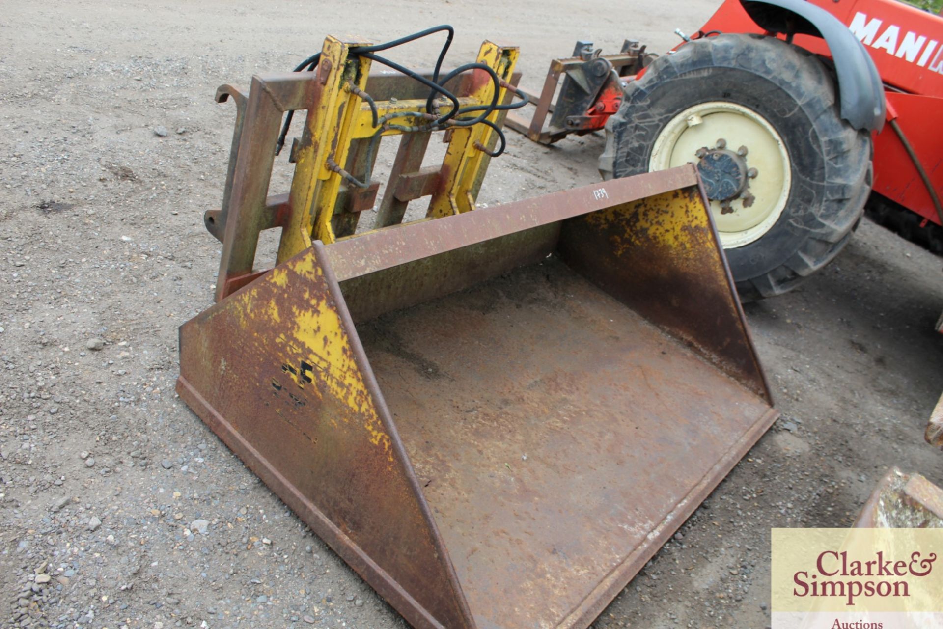 Sanderson bucket with tipping backplate to fit Manitou. - Image 3 of 6