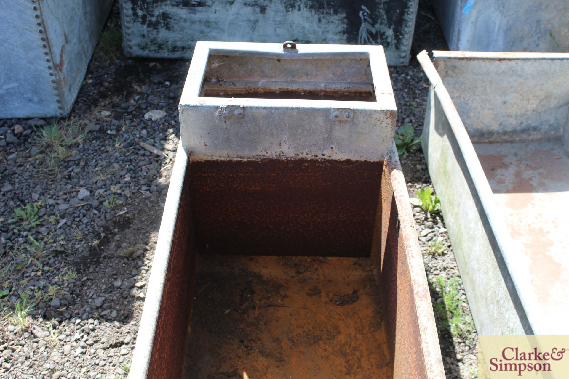 Galvanised water tank. * - Image 5 of 6