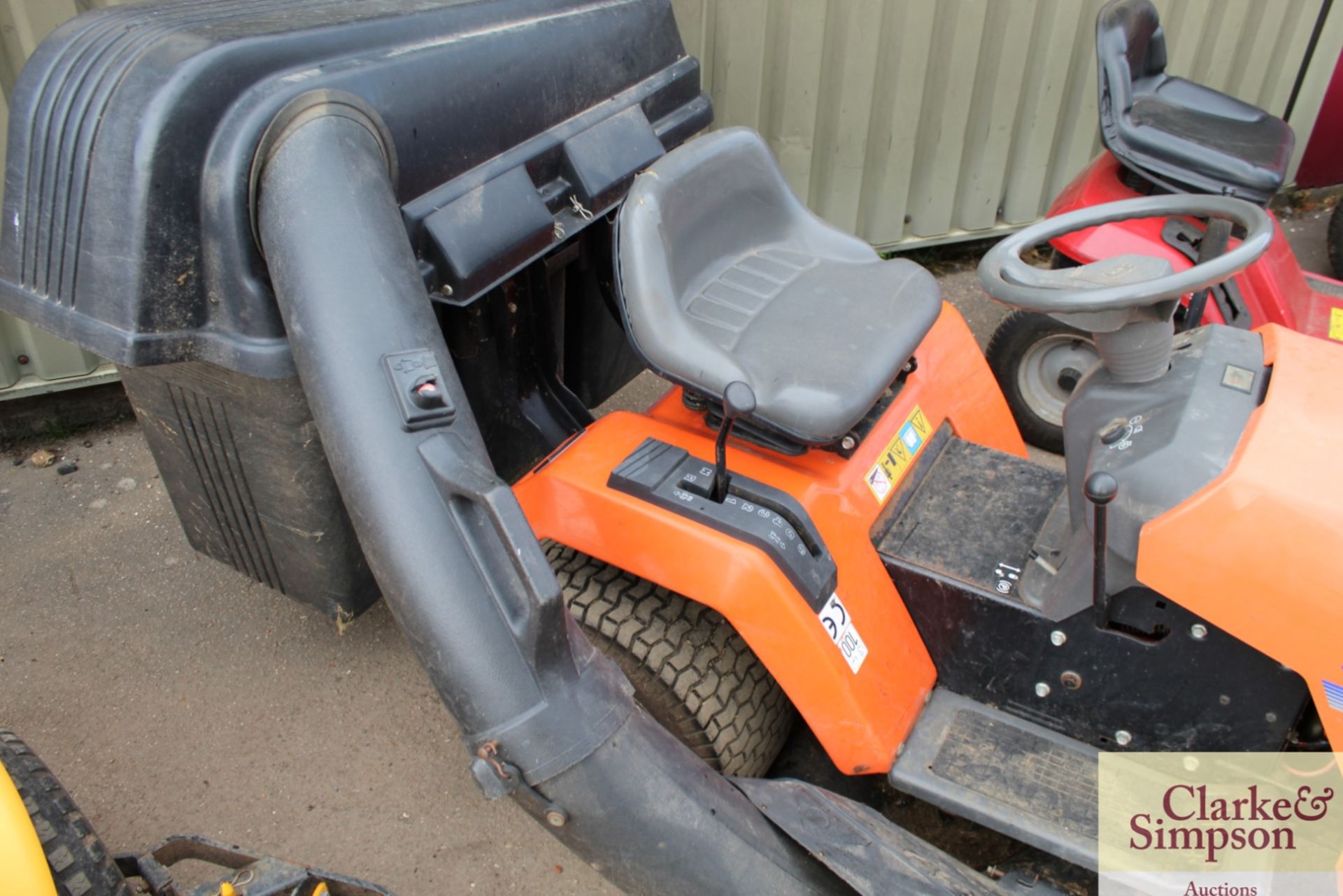 Husqvarna YT130 ride-on mower. With 42in deck, 6-speed gearbox and collector. - Image 5 of 6