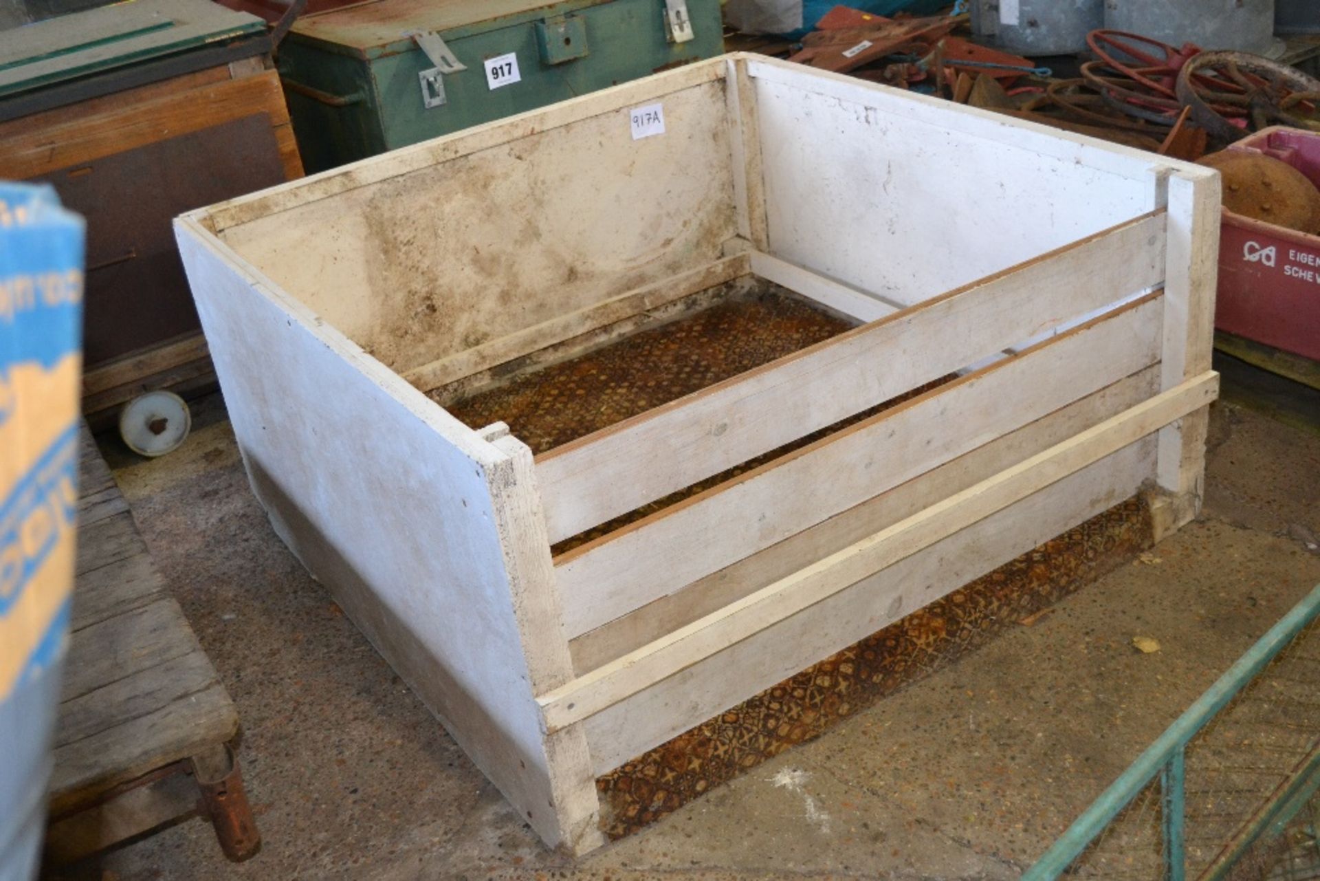 Large whelping box with safety side bars. - Image 2 of 2