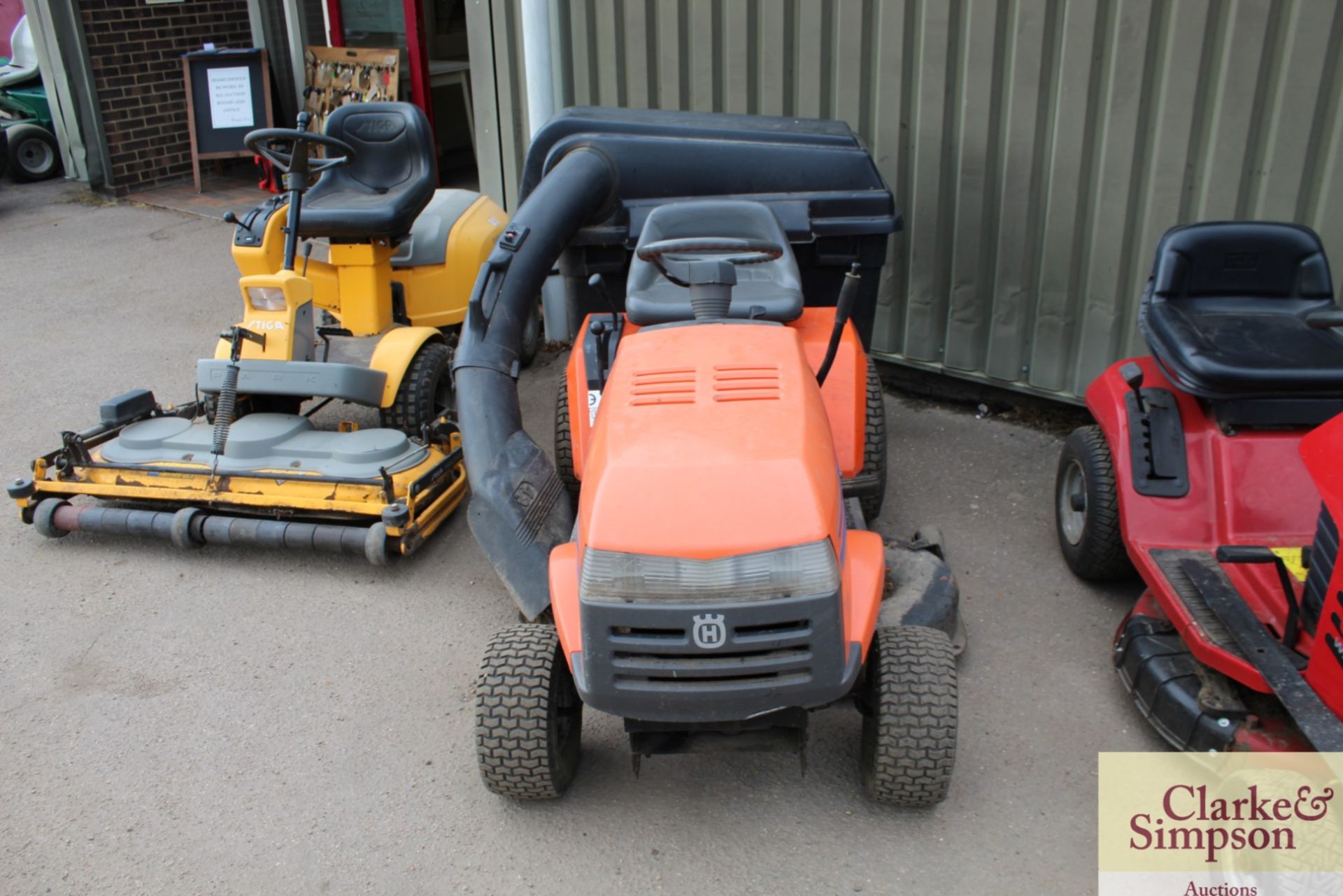 Husqvarna YT130 ride-on mower. With 42in deck, 6-speed gearbox and collector. - Image 2 of 6