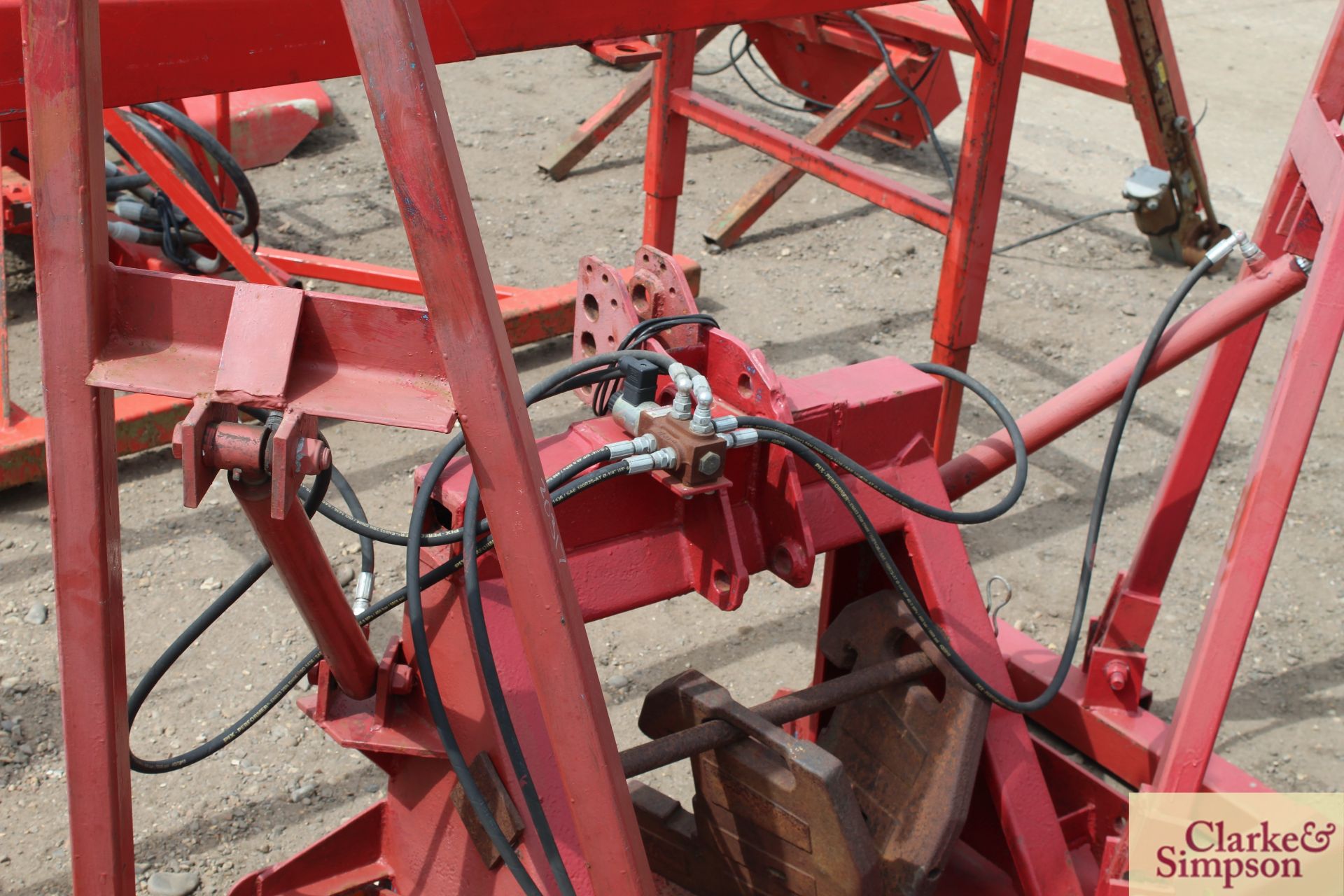 Front linkage frame with hydraulic bout markers. Previously used when drilling beet. * - Image 3 of 7