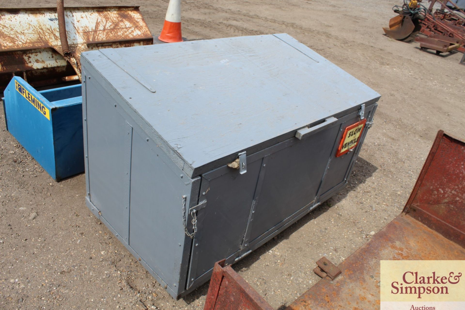 Linkage mounted transport box.