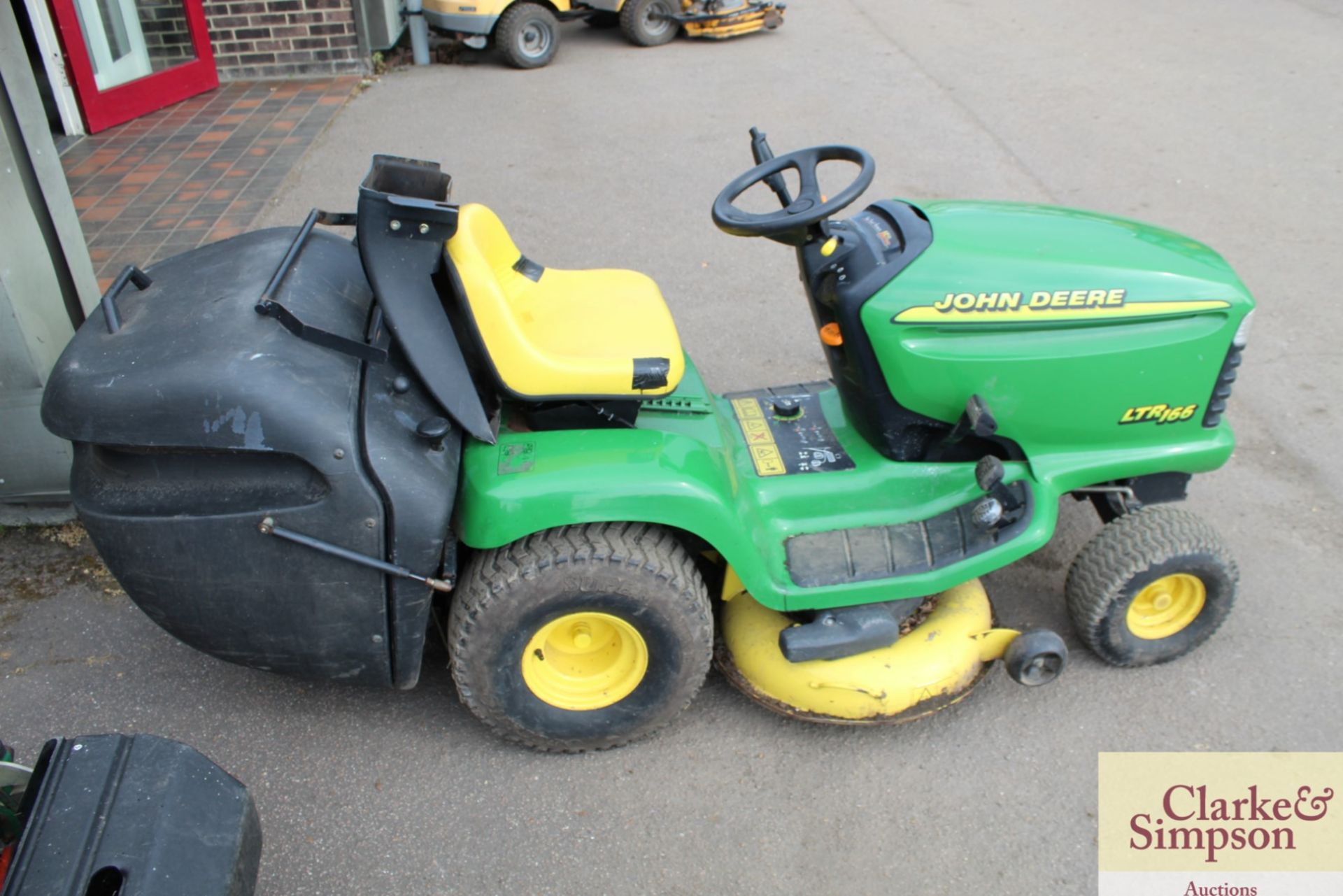 John Deere LTR 166 ride-on mower. 1999. With 16HP V-twin petrol engine and collector. - Image 4 of 7