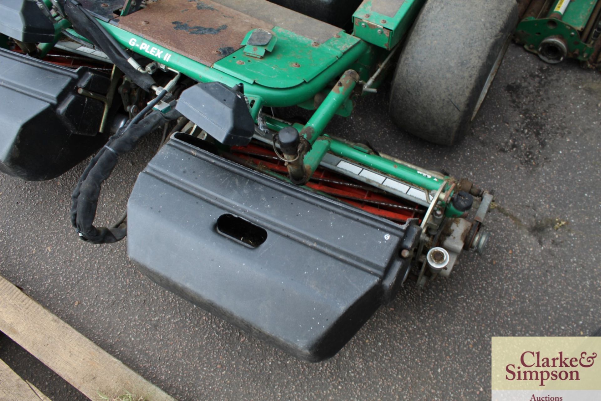 Ransomes G-Plex II 5ft triple gang self-propelled diesel greens mower. With hydraulic cylinder - Image 3 of 9