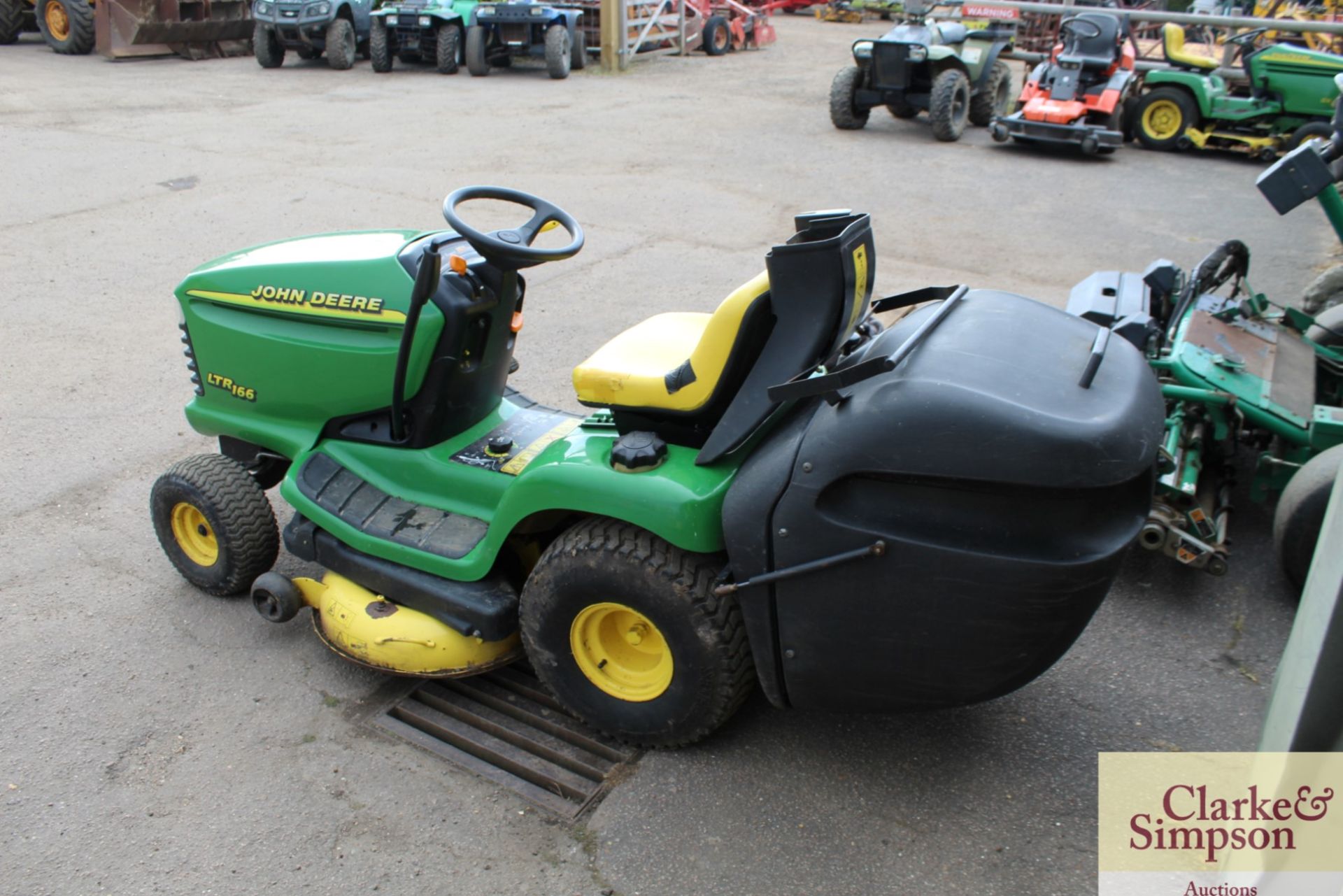 John Deere LTR 166 ride-on mower. 1999. With 16HP V-twin petrol engine and collector. - Image 3 of 7