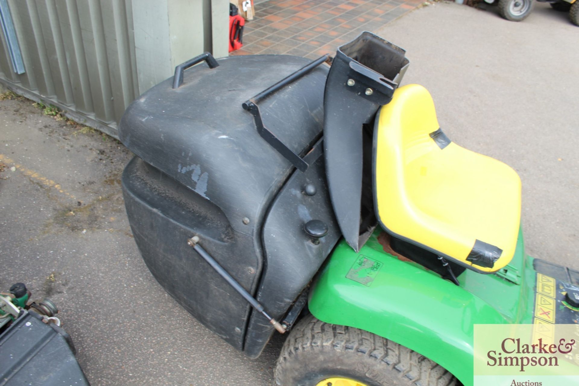 John Deere LTR 166 ride-on mower. 1999. With 16HP V-twin petrol engine and collector. - Image 5 of 7