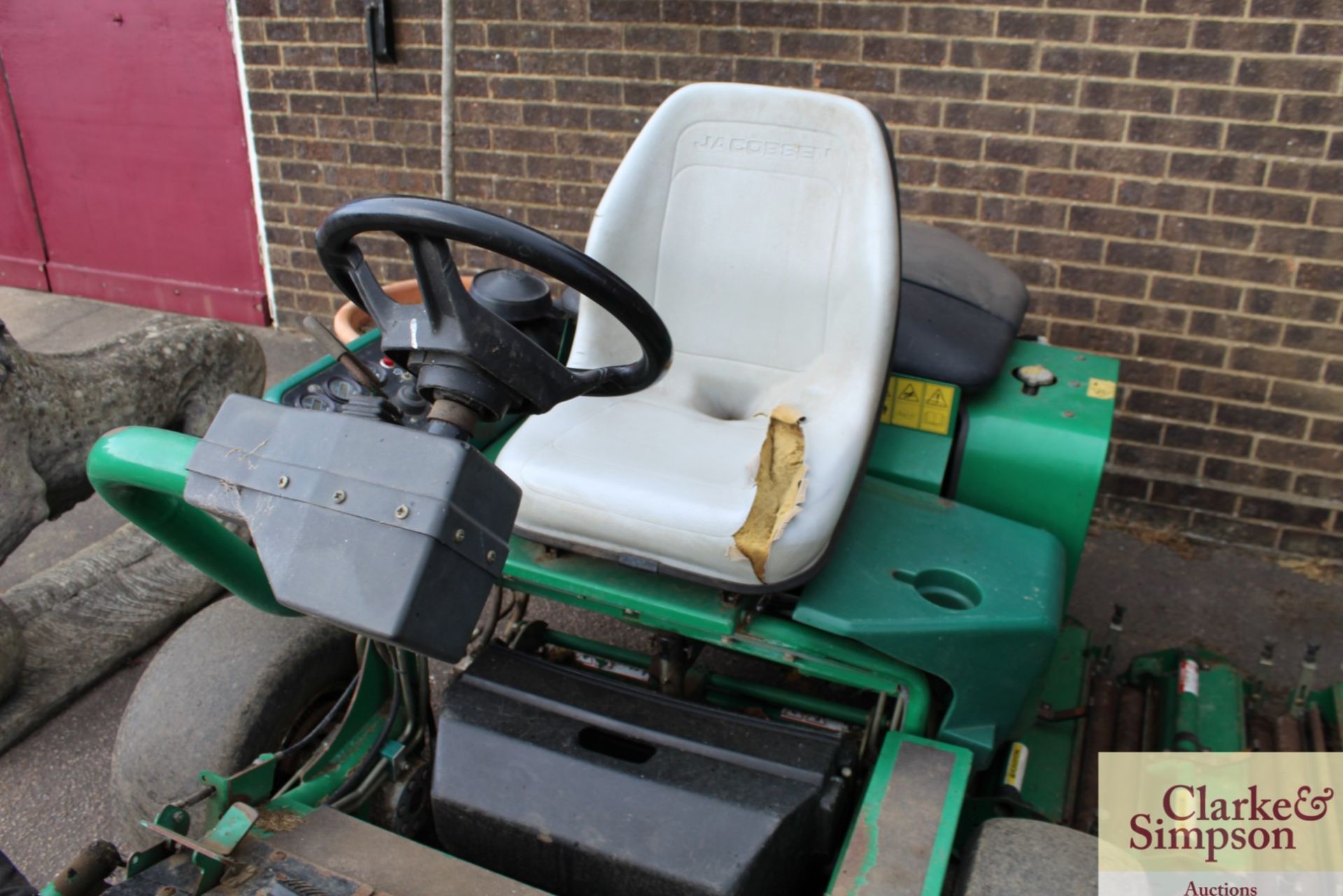 Ransomes G-Plex II 5ft triple gang self-propelled diesel greens mower. With hydraulic cylinder - Image 6 of 9