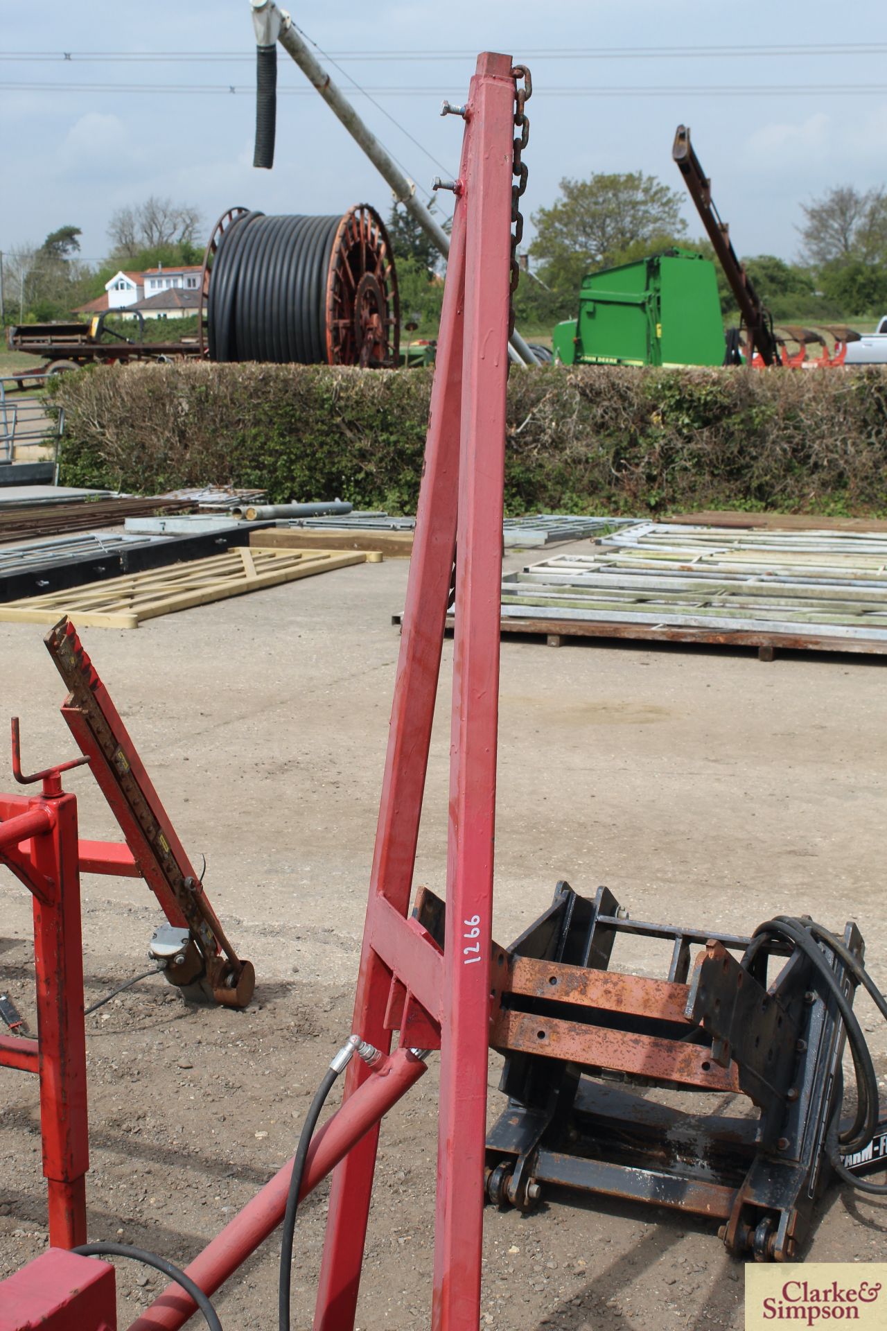 Front linkage frame with hydraulic bout markers. Previously used when drilling beet. * - Image 5 of 7