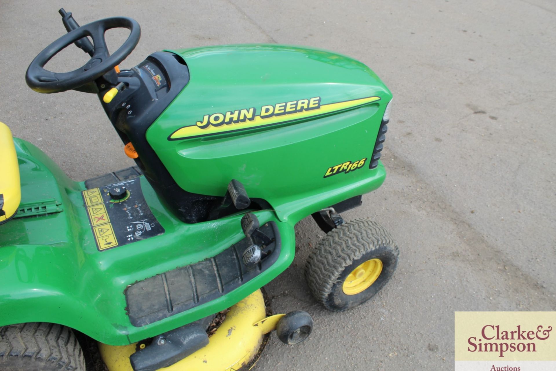 John Deere LTR 166 ride-on mower. 1999. With 16HP V-twin petrol engine and collector. - Image 7 of 7