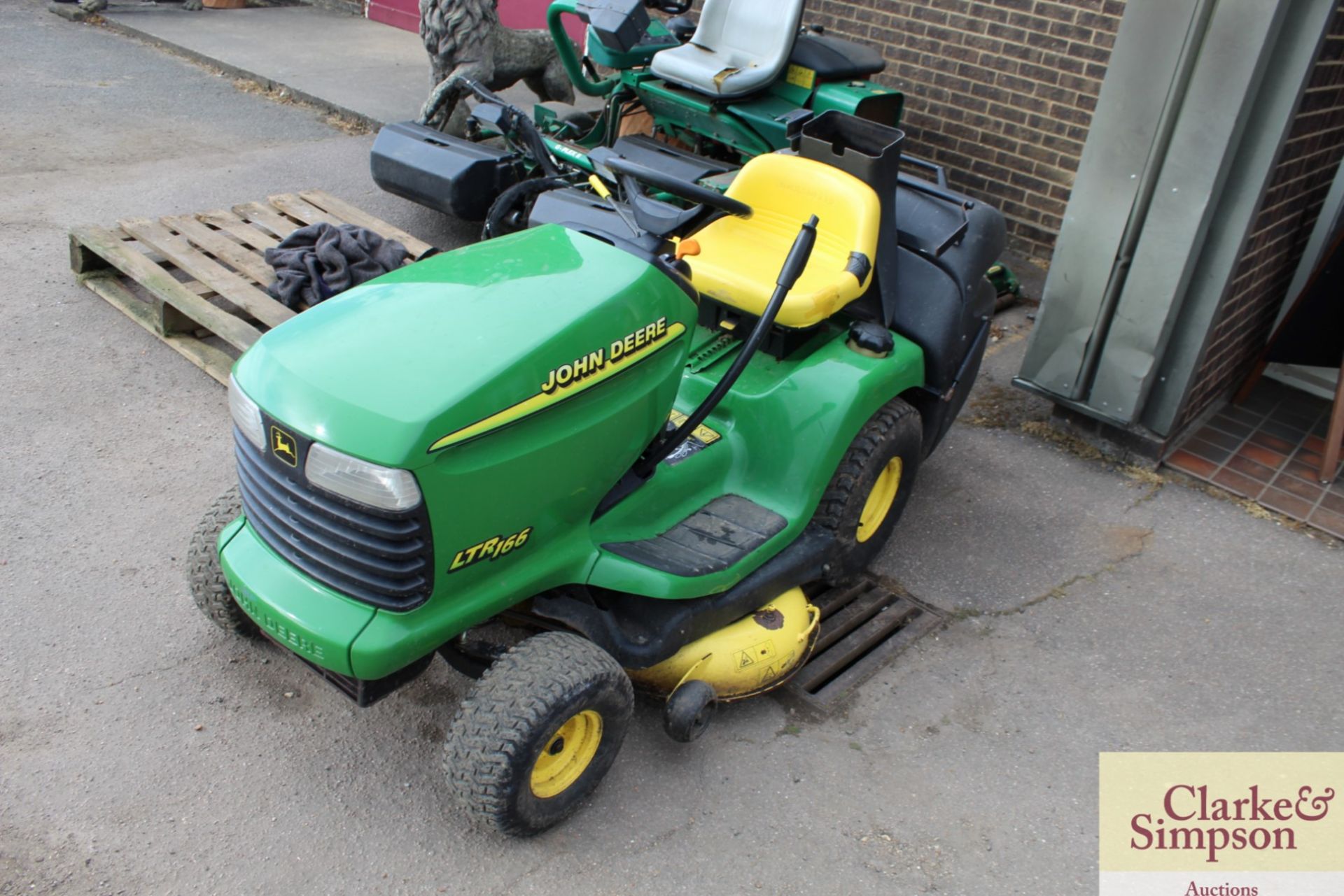 John Deere LTR 166 ride-on mower. 1999. With 16HP V-twin petrol engine and collector. - Image 2 of 7