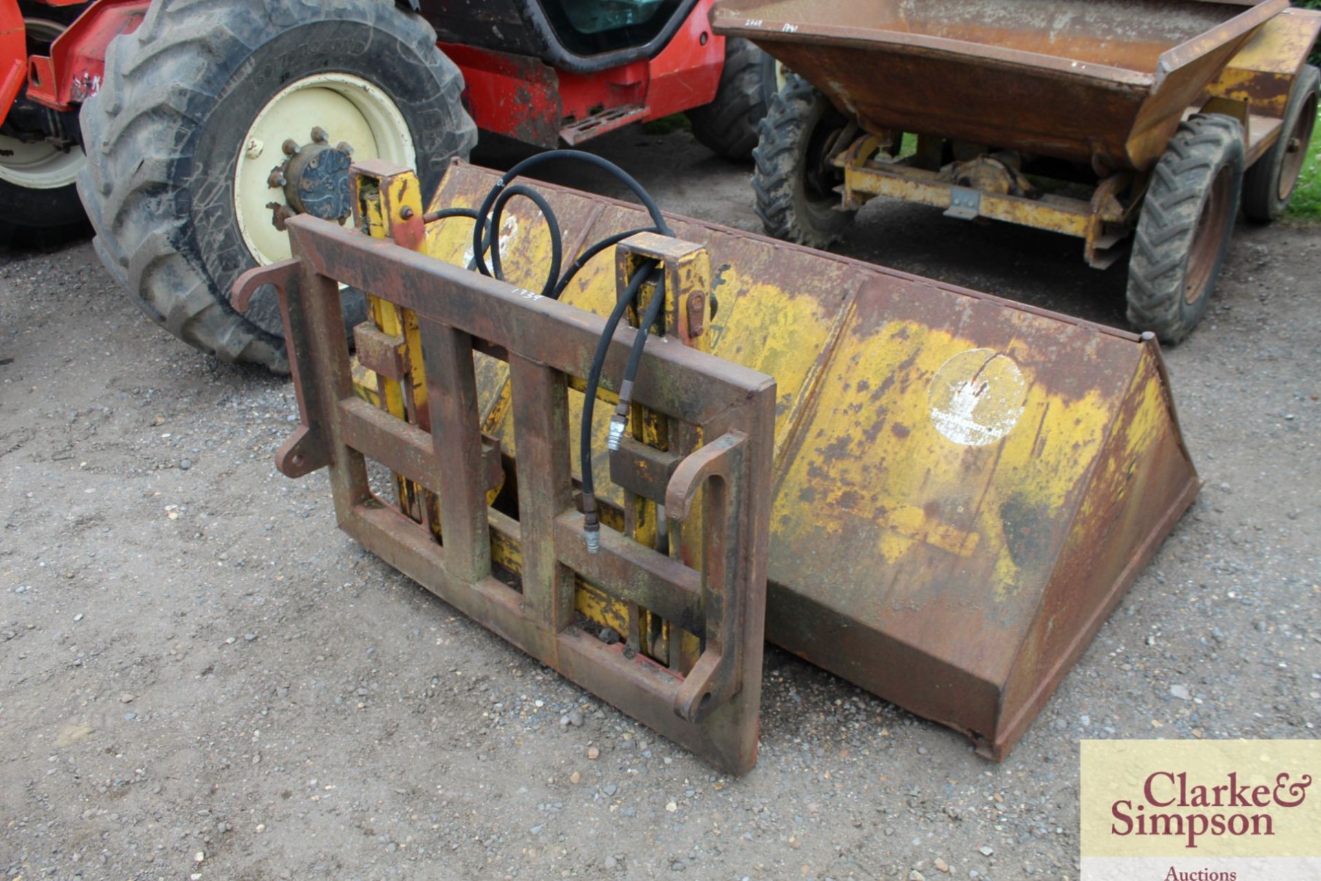 Sanderson bucket with tipping backplate to fit Manitou. - Image 2 of 6
