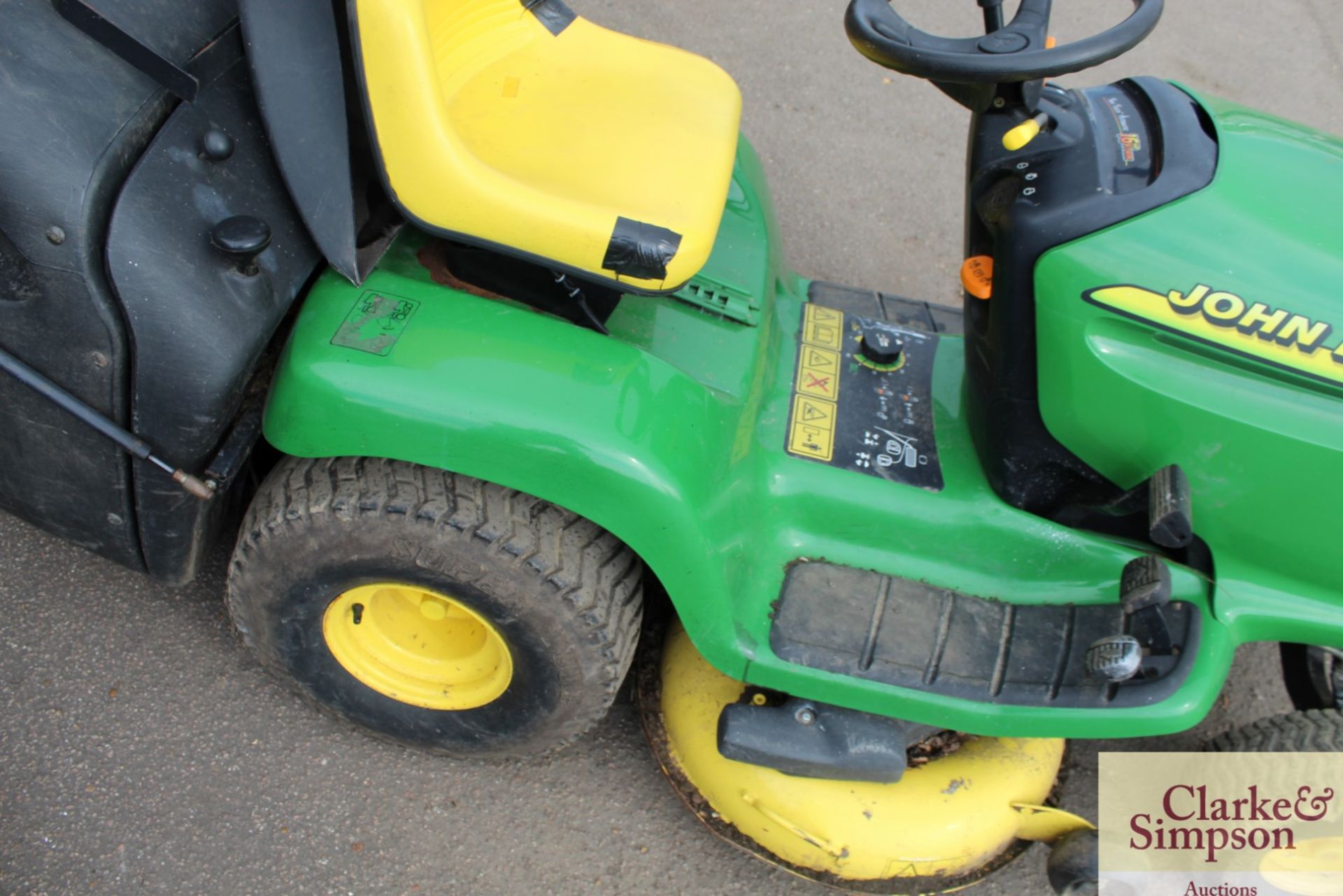 John Deere LTR 166 ride-on mower. 1999. With 16HP V-twin petrol engine and collector. - Image 6 of 7