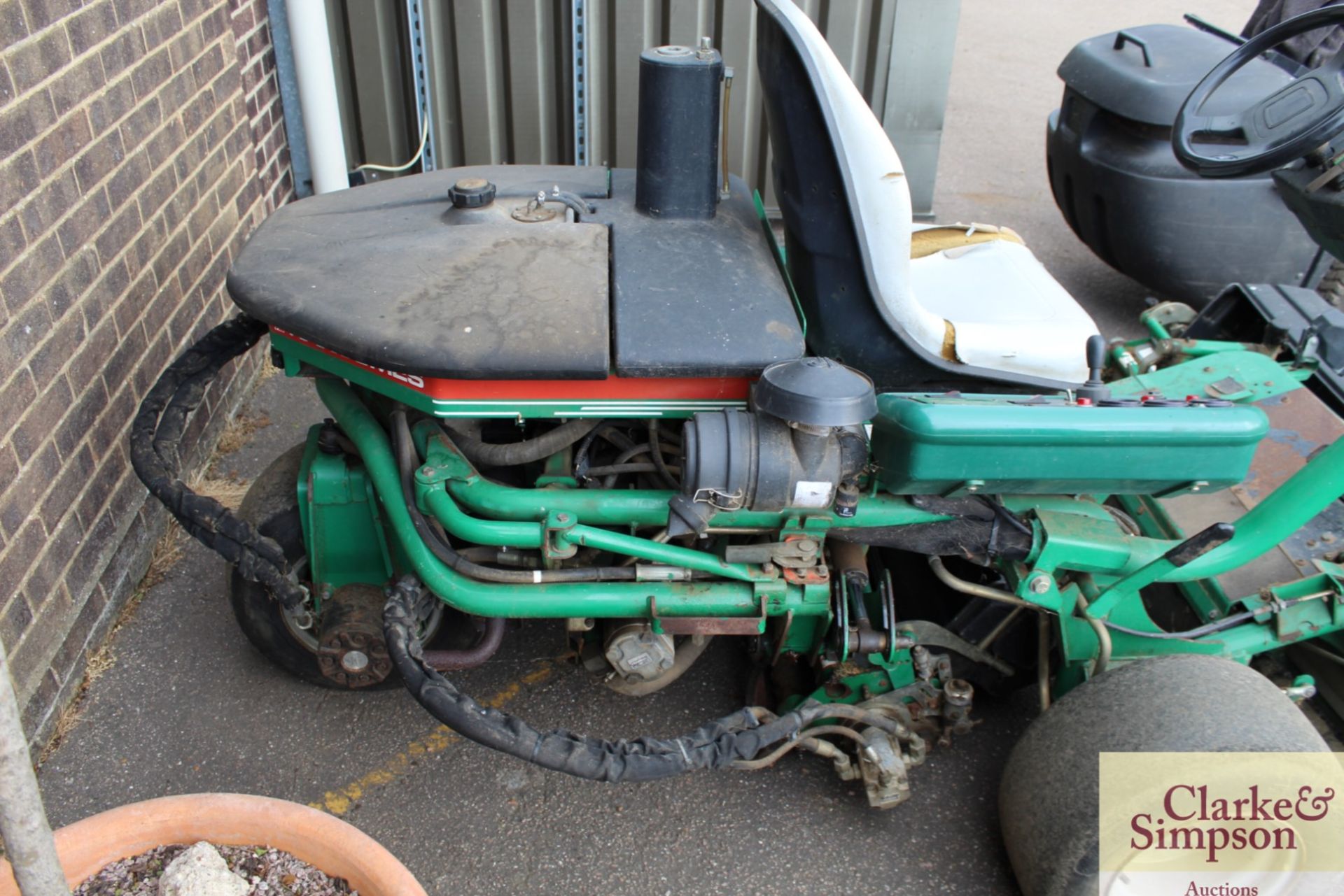 Ransomes G-Plex II 5ft triple gang self-propelled diesel greens mower. With hydraulic cylinder - Image 8 of 9