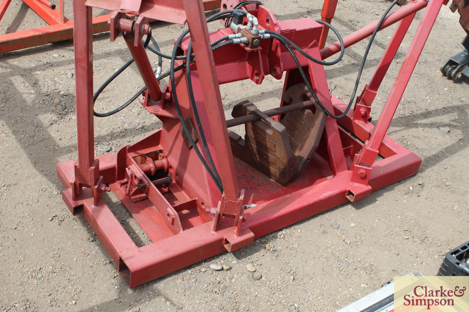 Front linkage frame with hydraulic bout markers. Previously used when drilling beet. * - Image 2 of 7