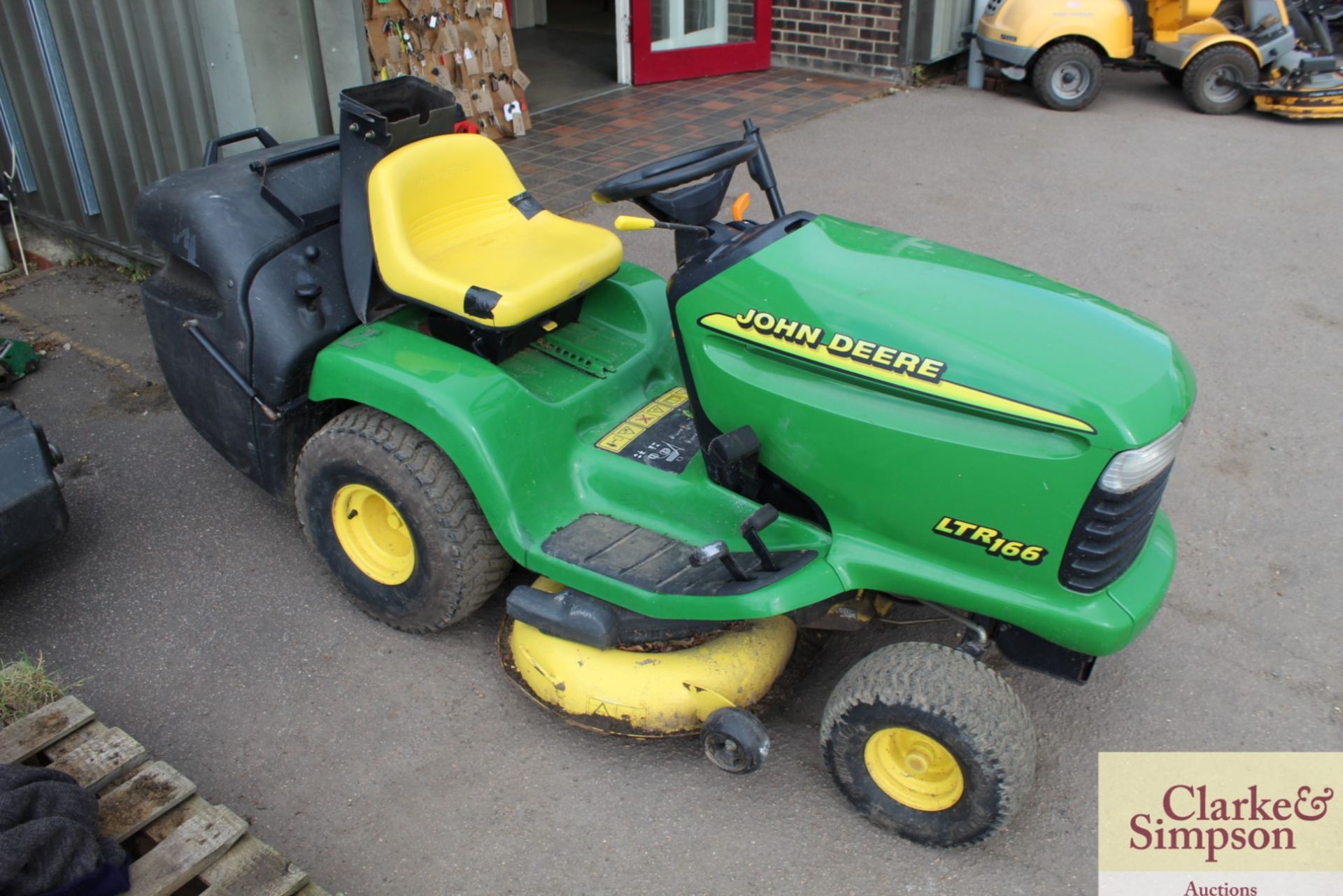 John Deere LTR 166 ride-on mower. 1999. With 16HP V-twin petrol engine and collector.