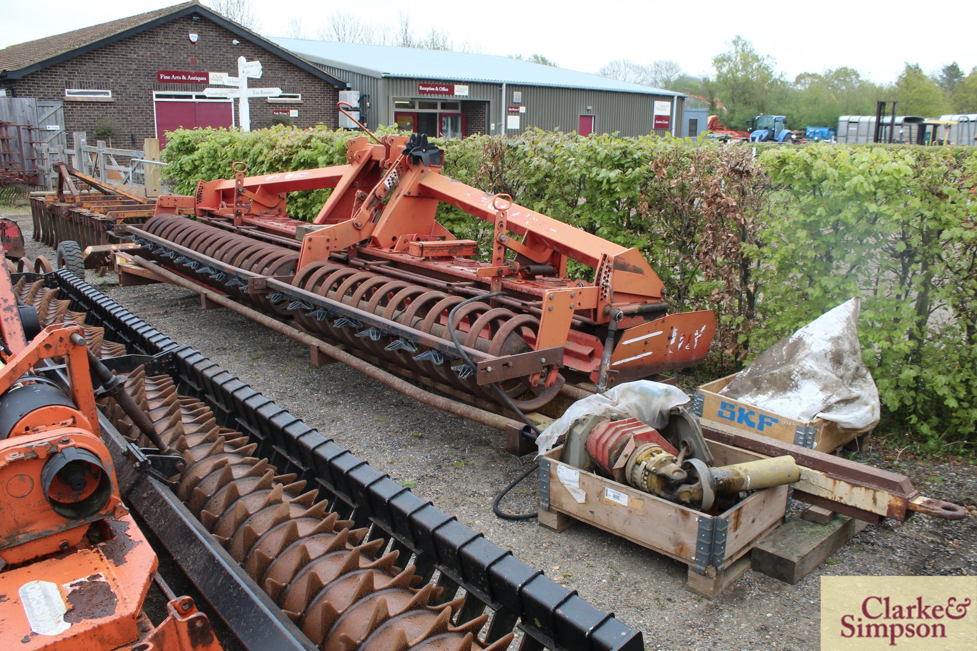 Lely 5m rigid power harrow. With crumbler and transport trailer. Vendor reports that a seal has gone - Image 2 of 19