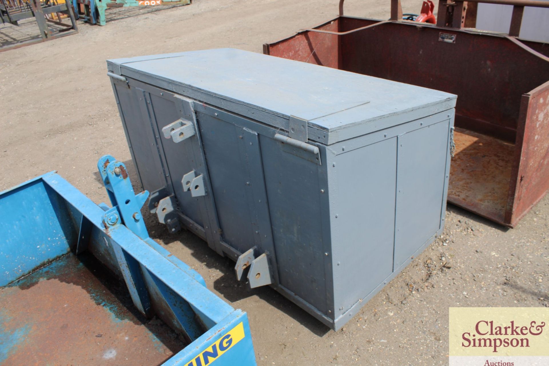 Linkage mounted transport box. - Image 4 of 5