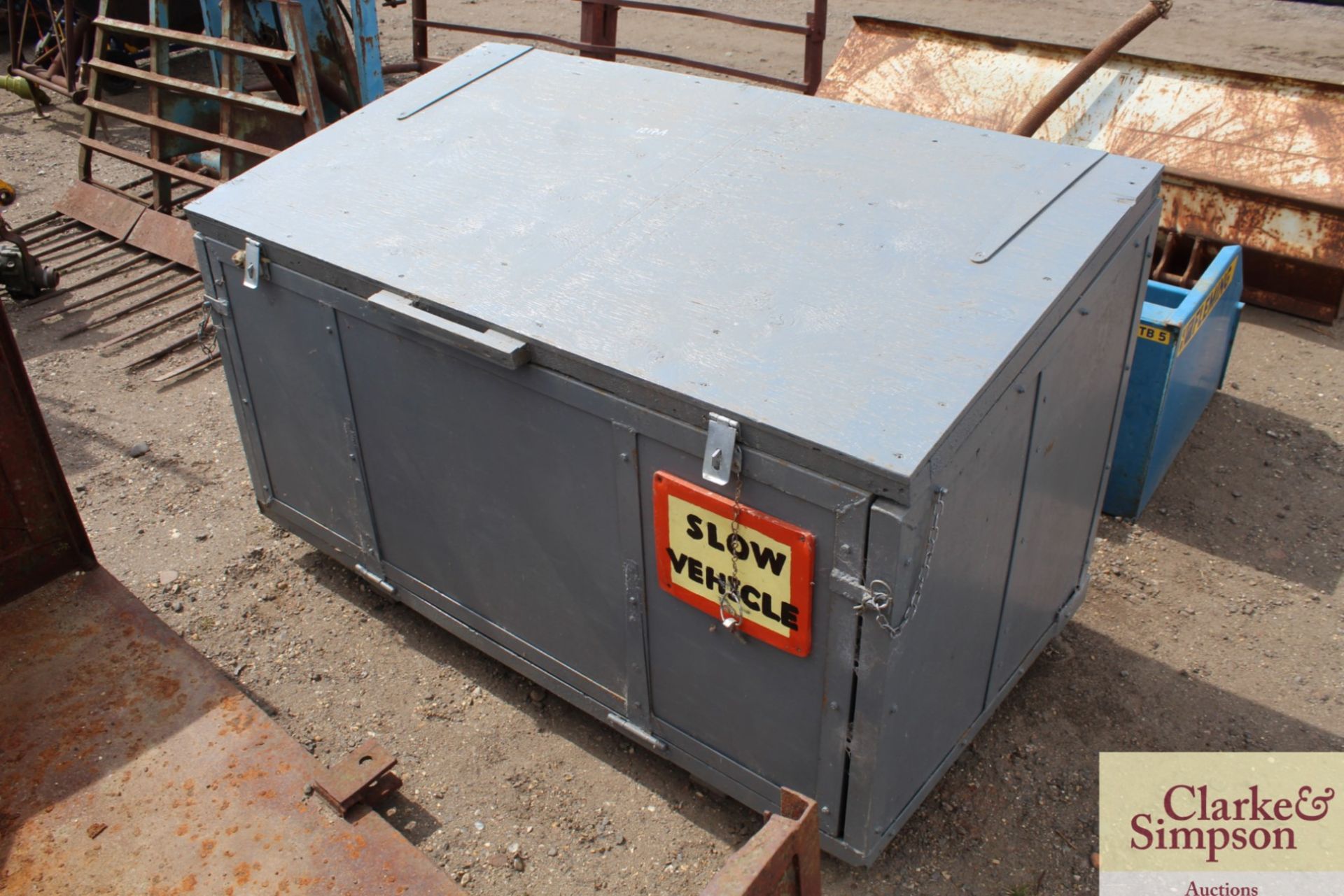 Linkage mounted transport box. - Image 2 of 5