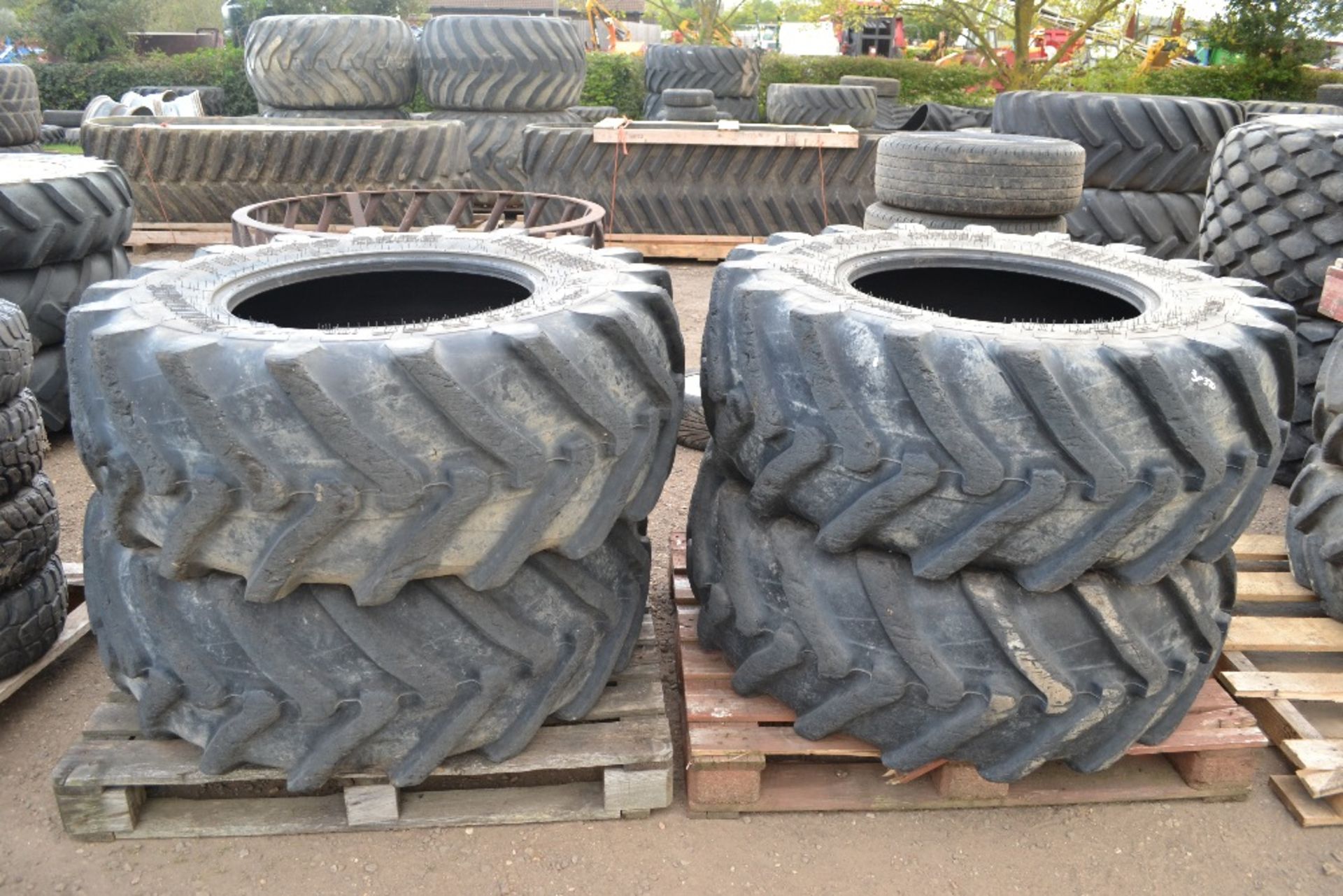 4x 460/70R24 tyres.
