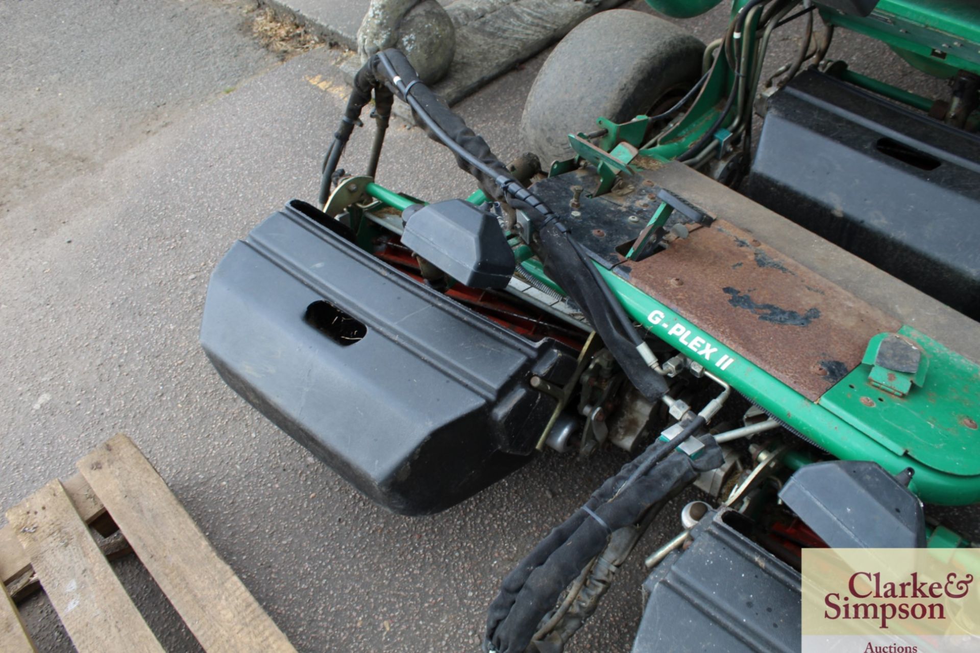 Ransomes G-Plex II 5ft triple gang self-propelled diesel greens mower. With hydraulic cylinder - Image 4 of 9