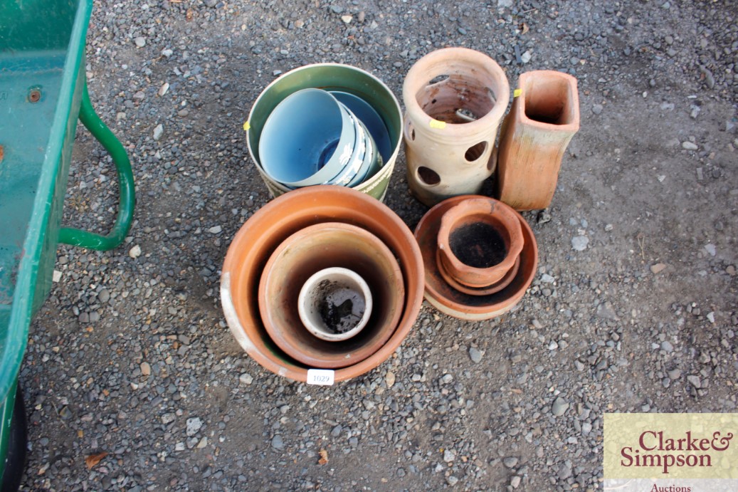 A quantity of various planters