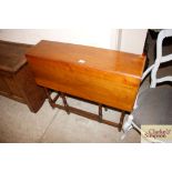 A Victorian mahogany drop leaf tea table