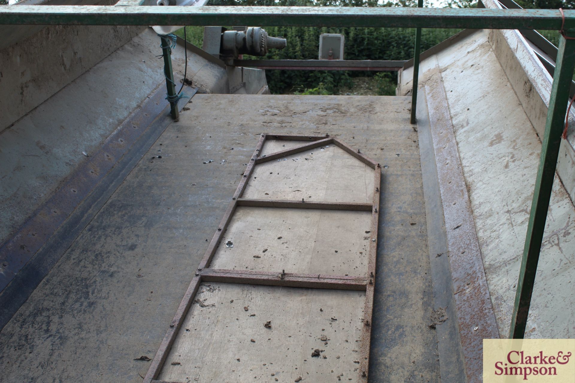 Herbert System 1200 grader with spiral cleaners and four person picking off table. LM - Image 5 of 16