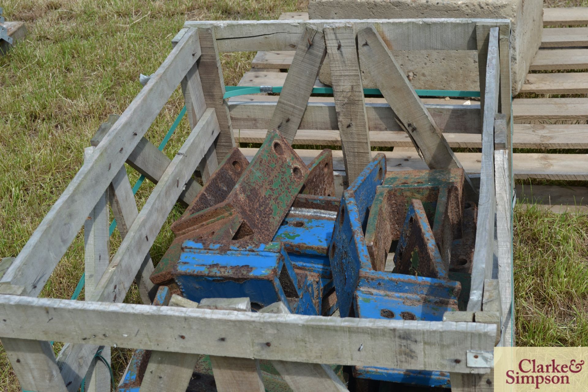 Heavy duty cultivator leg brackets. M - Image 2 of 3