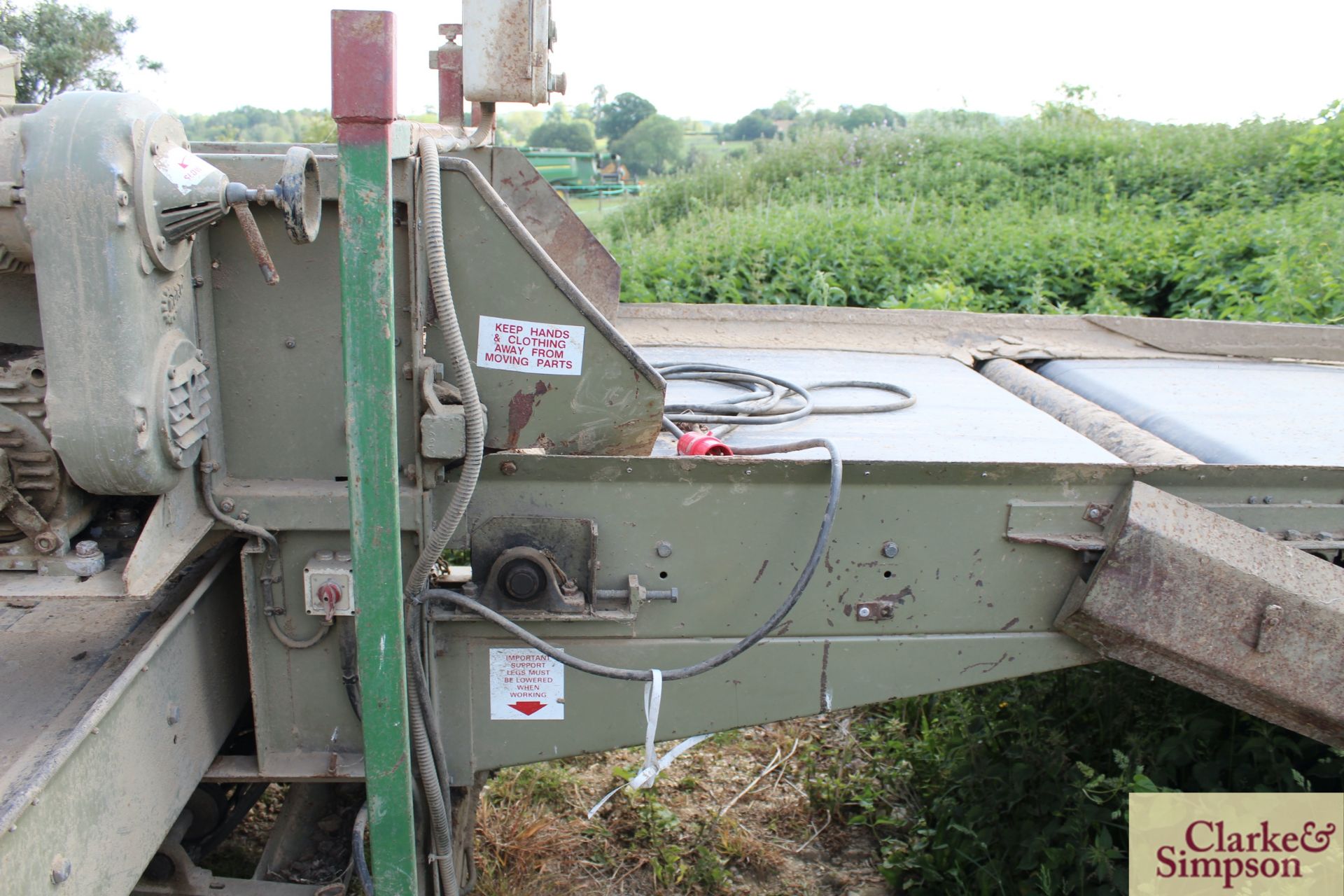 Herbert System 1200 grader with spiral cleaners and four person picking off table. LM - Image 10 of 16