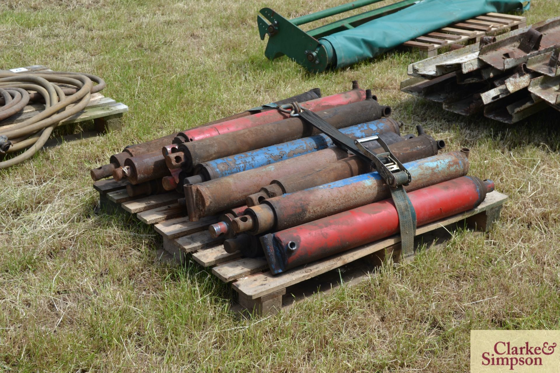 Large quantity of tipping trailer rams. M - Image 2 of 2
