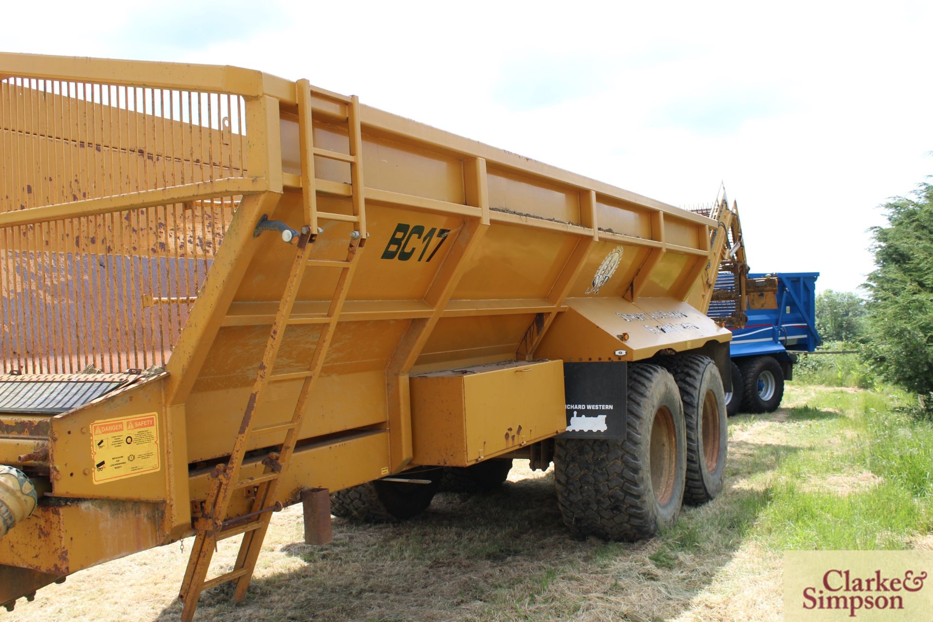 Richard Western BC17 18T twin axle sugar beet chaser. Serial number 15032. With rear unloading - Image 7 of 35