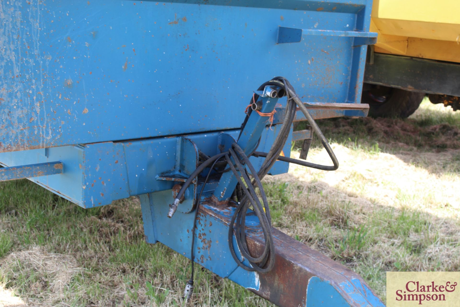 Warwick 14T twin axle dump trailer. 2004. Serial number 1404449. With sprung draw bar, hydraulic - Image 7 of 27