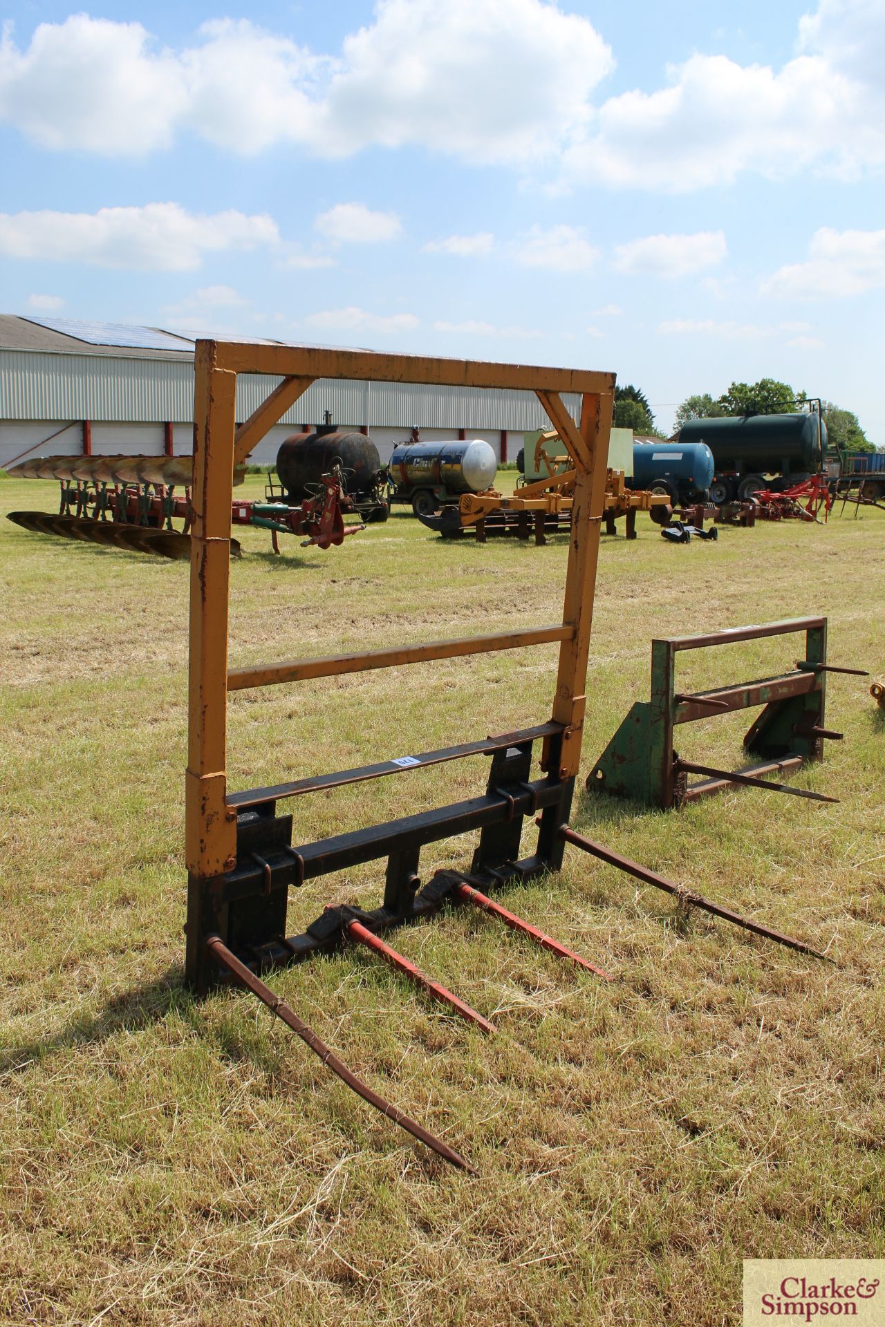 Big bale spike. Sanderson brackets. LH - Image 3 of 9