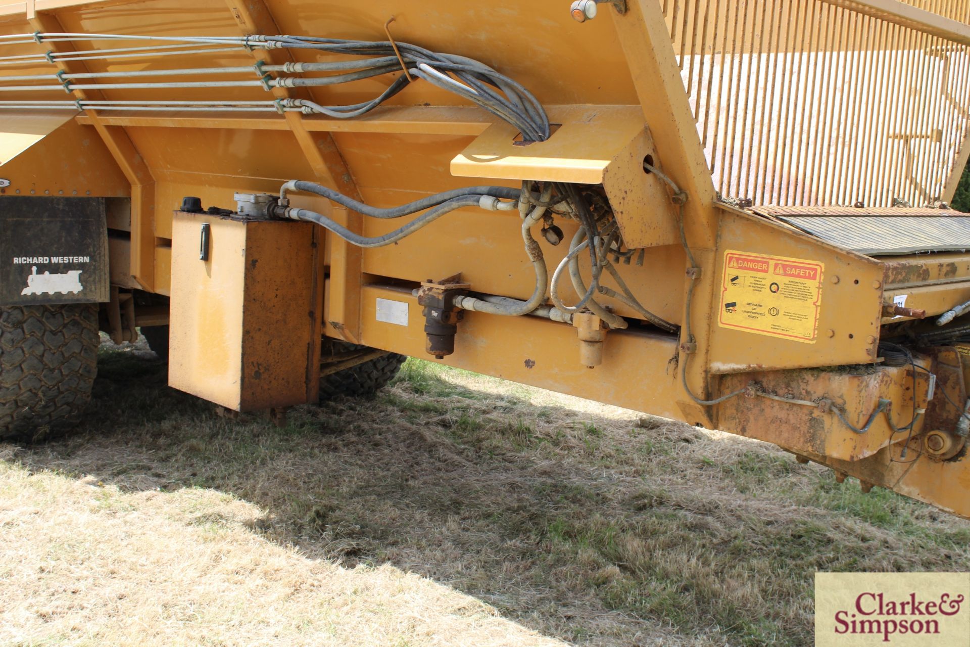 Richard Western BC17 18T twin axle sugar beet chaser. Serial number 15032. With rear unloading - Image 13 of 35