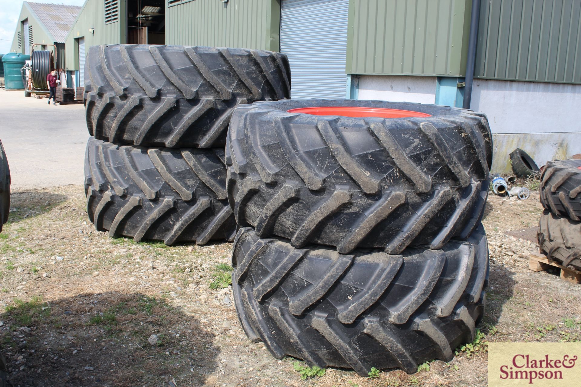 Set of flotation wheels and tyres to fit Claas. Comprising 900/60R42 rears @ 80% and 710/60R34 - Image 4 of 4