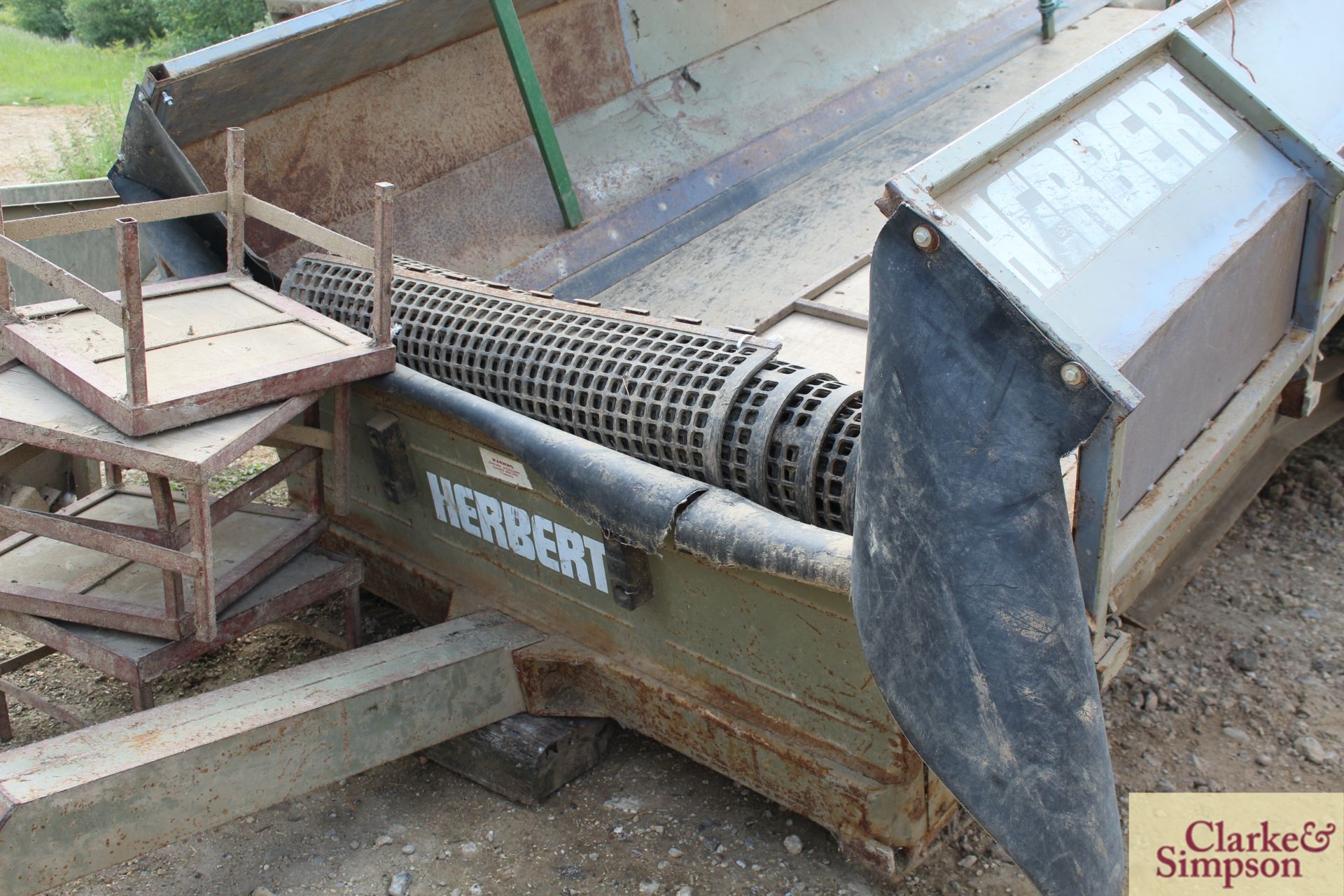 Herbert System 1200 grader with spiral cleaners and four person picking off table. LM - Image 3 of 16